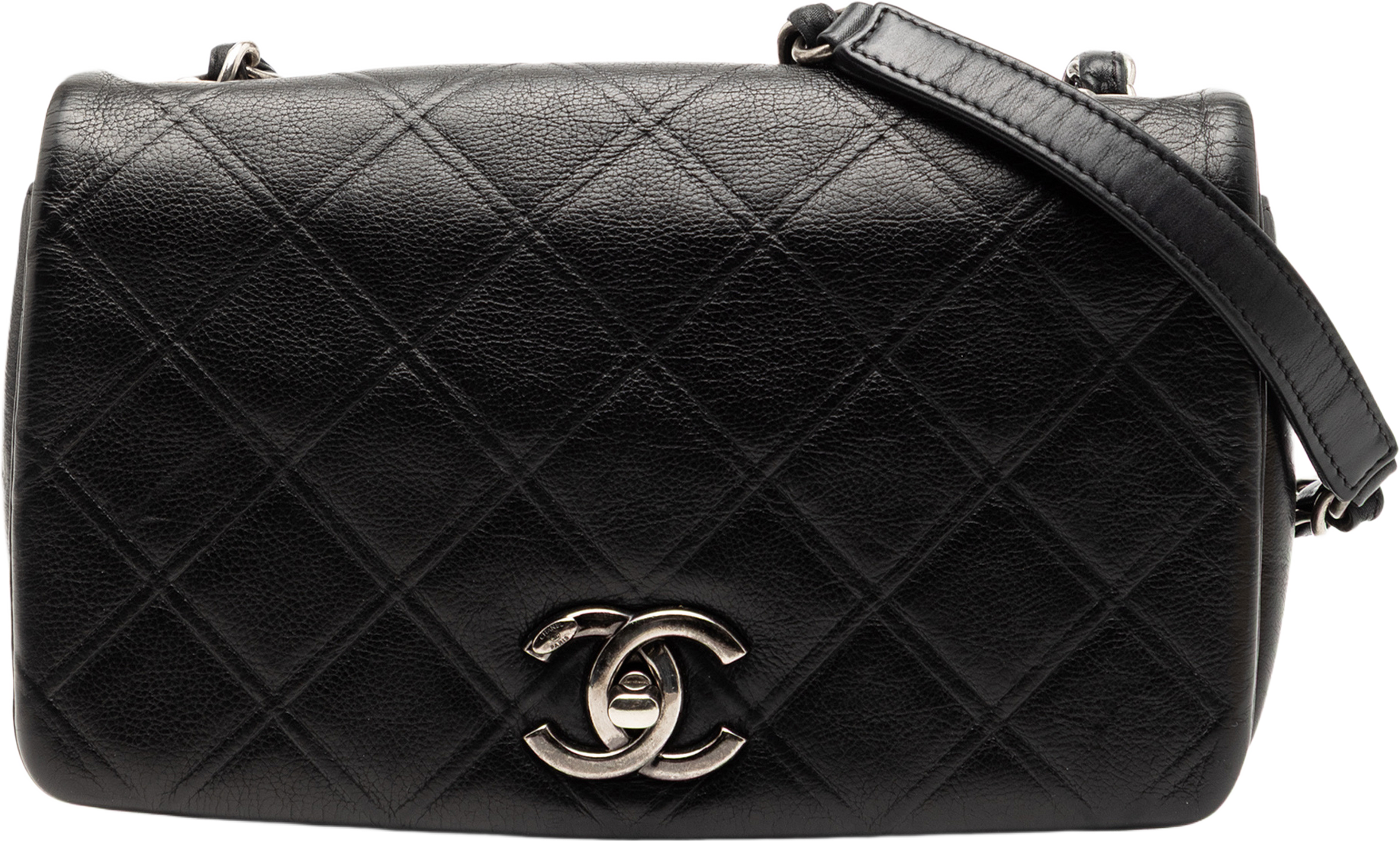 Chanel Small Diamond Embossed Calfskin New Chic Flap, från Luxclusif, i färgen black. Klicka för att öppna bilden i stort format