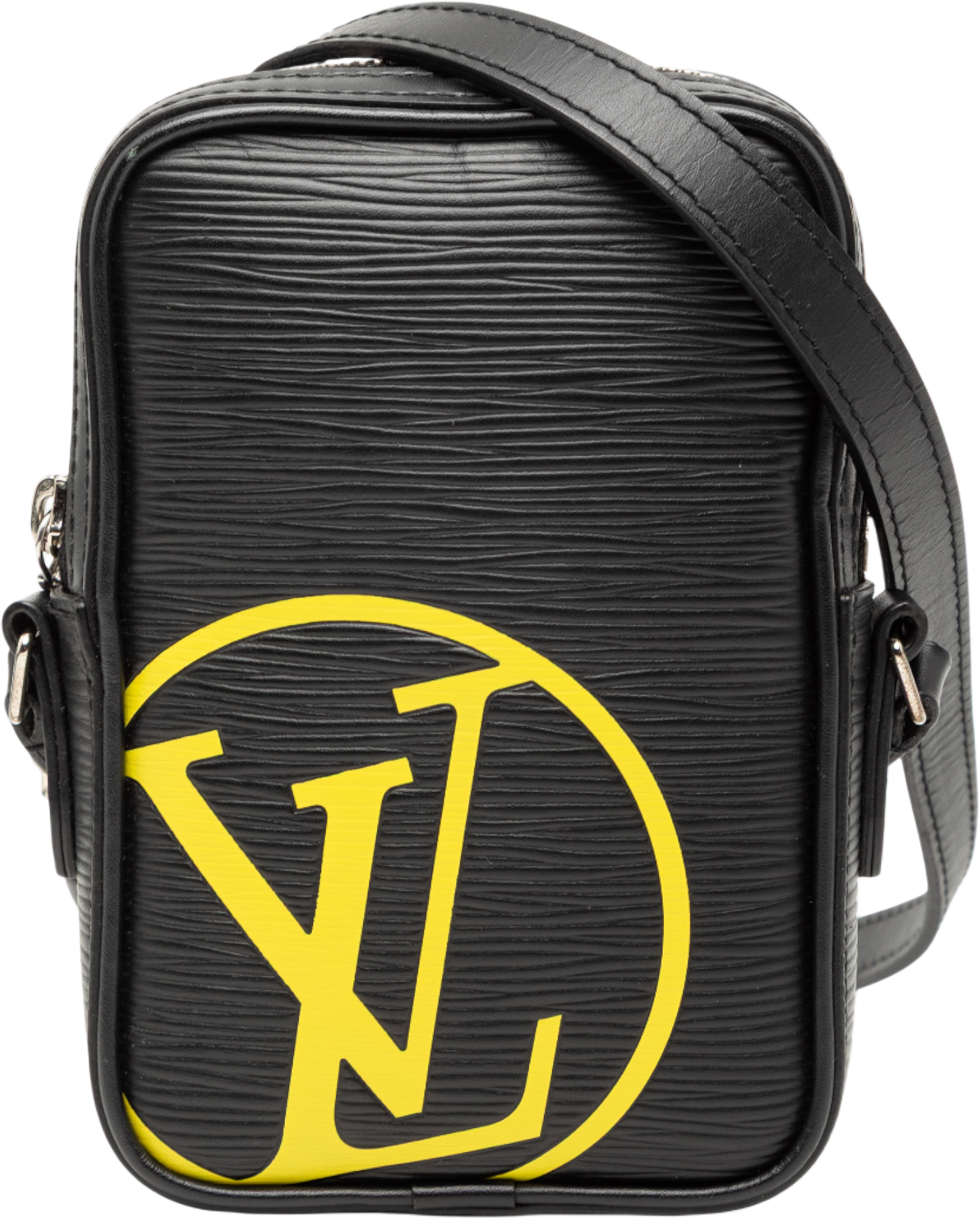 Louis Vuitton Epi Initials Danube Ppm, från Luxclusif, i färgen black. Klicka för att öppna bilden i stort format