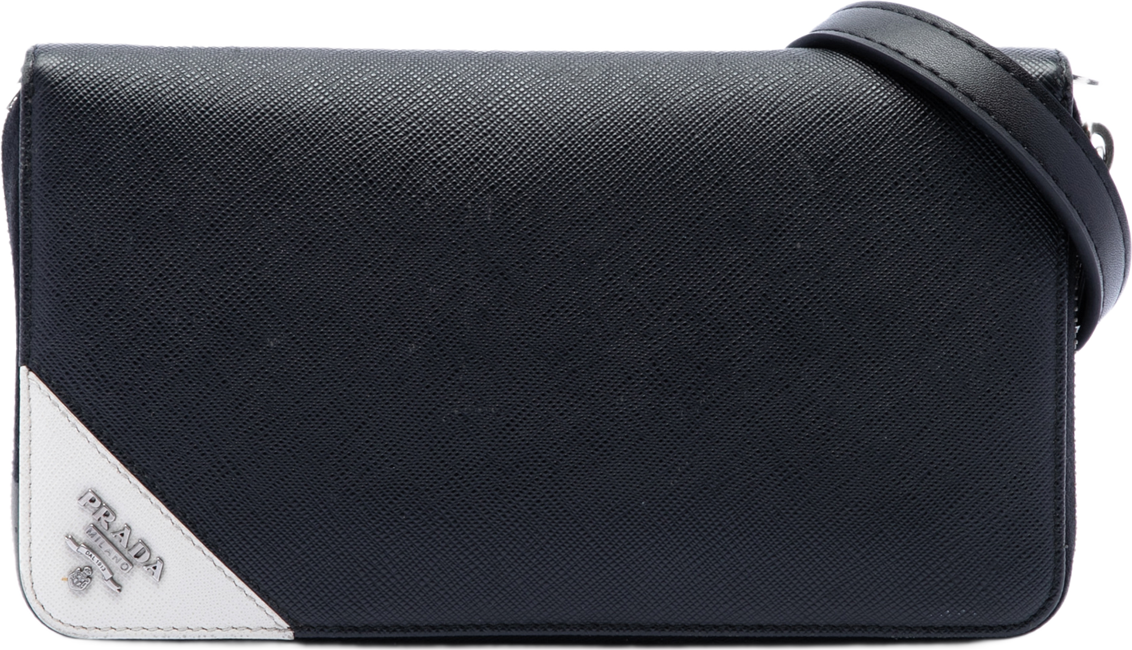 Prada Saffiano Wallet On Strap, från Luxclusif, i färgen svart. Klicka för att öppna bilden i stort format