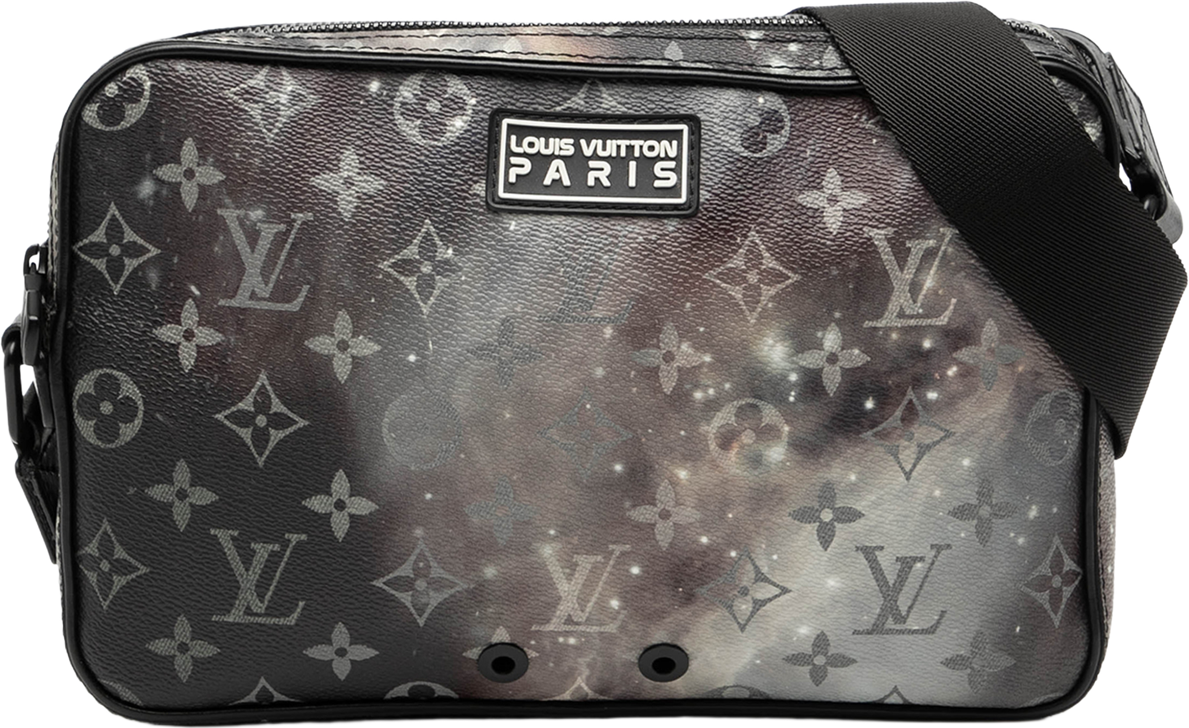 Louis Vuitton Monogram Galaxy Alpha Messenger Bag, från Luxclusif, i färgen black. Klicka för att öppna bilden i stort format