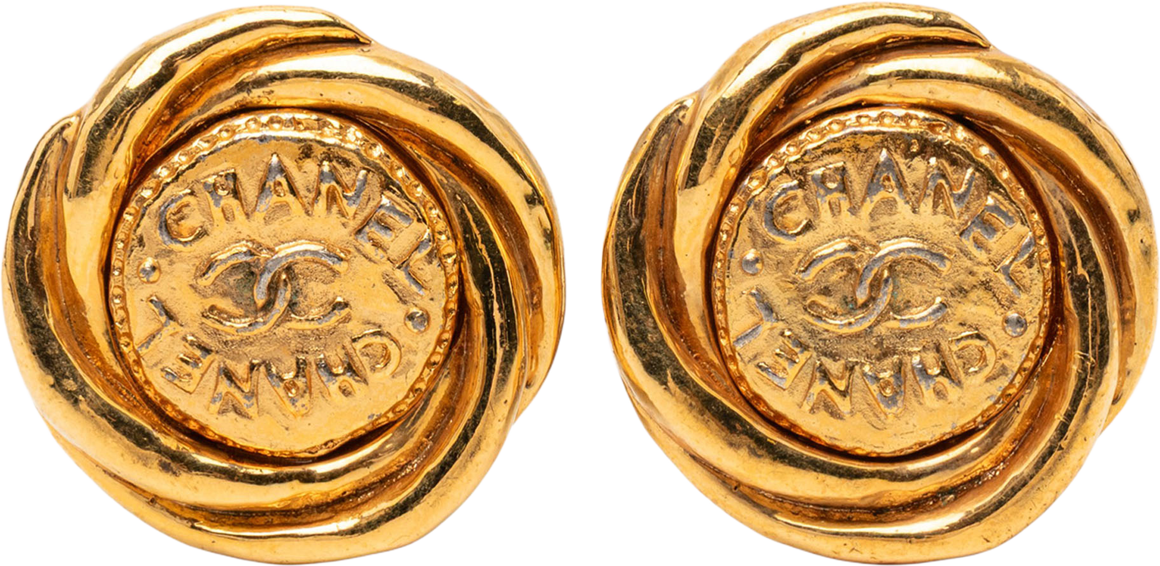 Chanel Gold Plated Twisted Double Logo Round Clip On Earrings, från Luxclusif, i färgen gold. Klicka för att öppna bilden i stort format