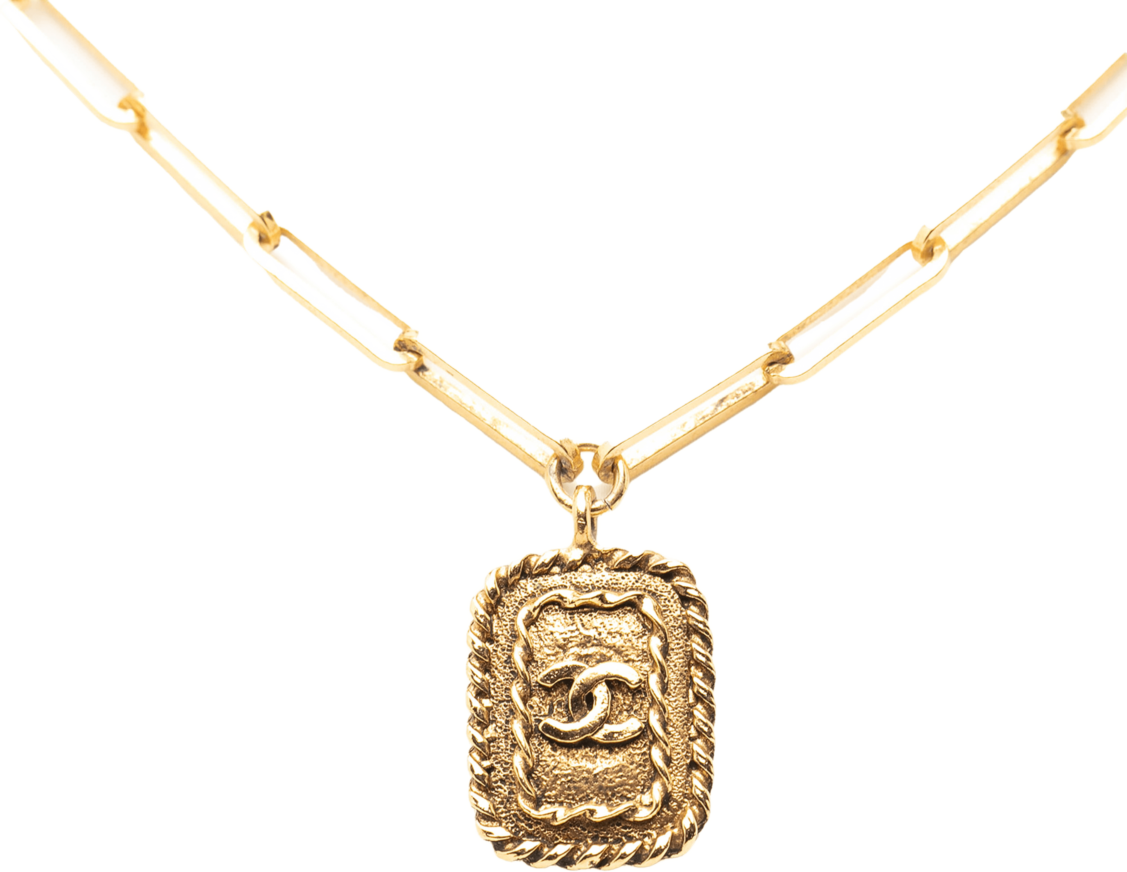 Chanel Cc Gold Plated Rectangular Pendant Necklace, från Luxclusif, i färgen gold. Klicka för att öppna bilden i stort format
