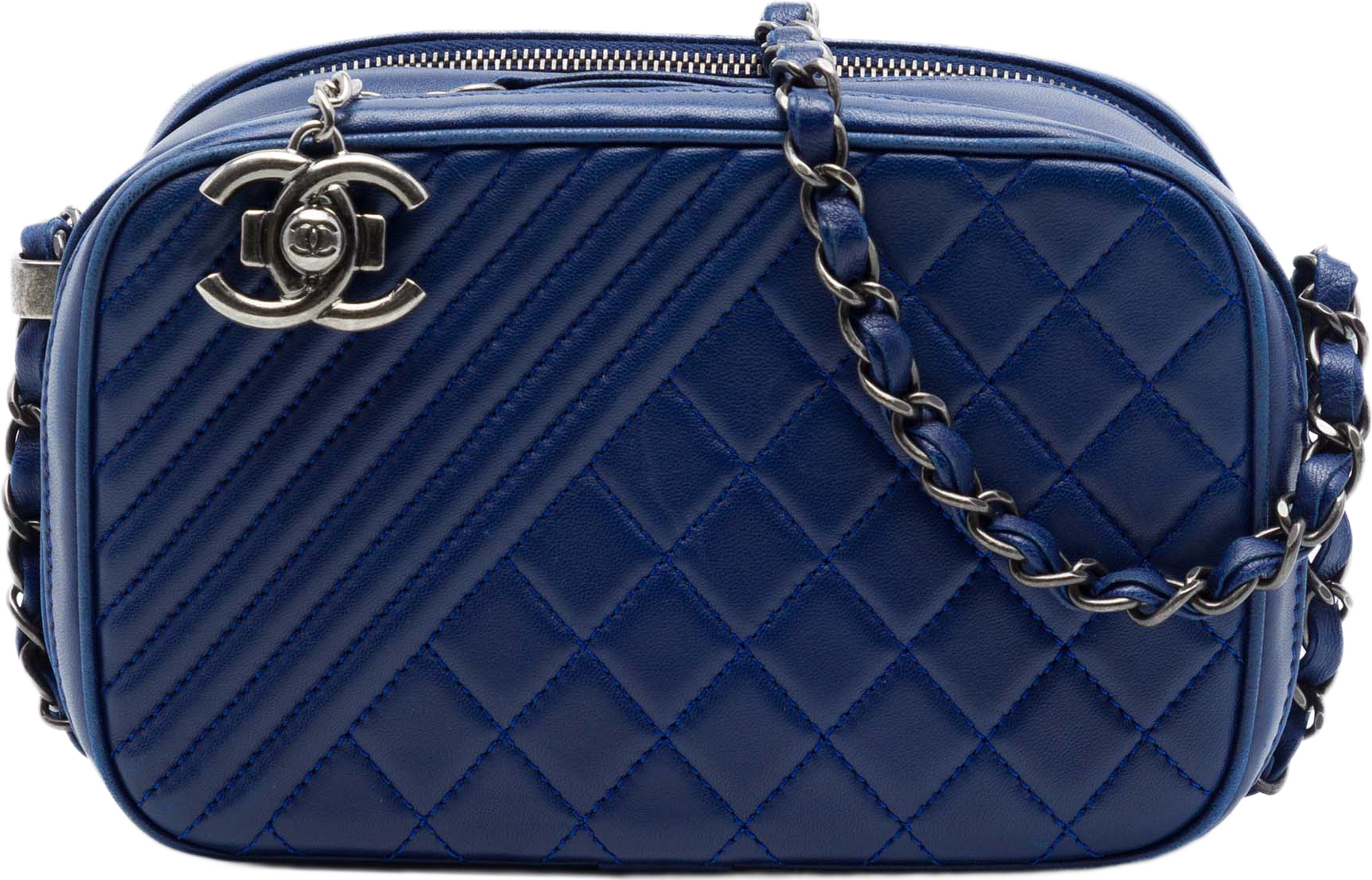 Chanel Small Quilted Lambskin Coco Boy Camera Bag, från Luxclusif, i färgen blå. Klicka för att öppna bilden i stort format
