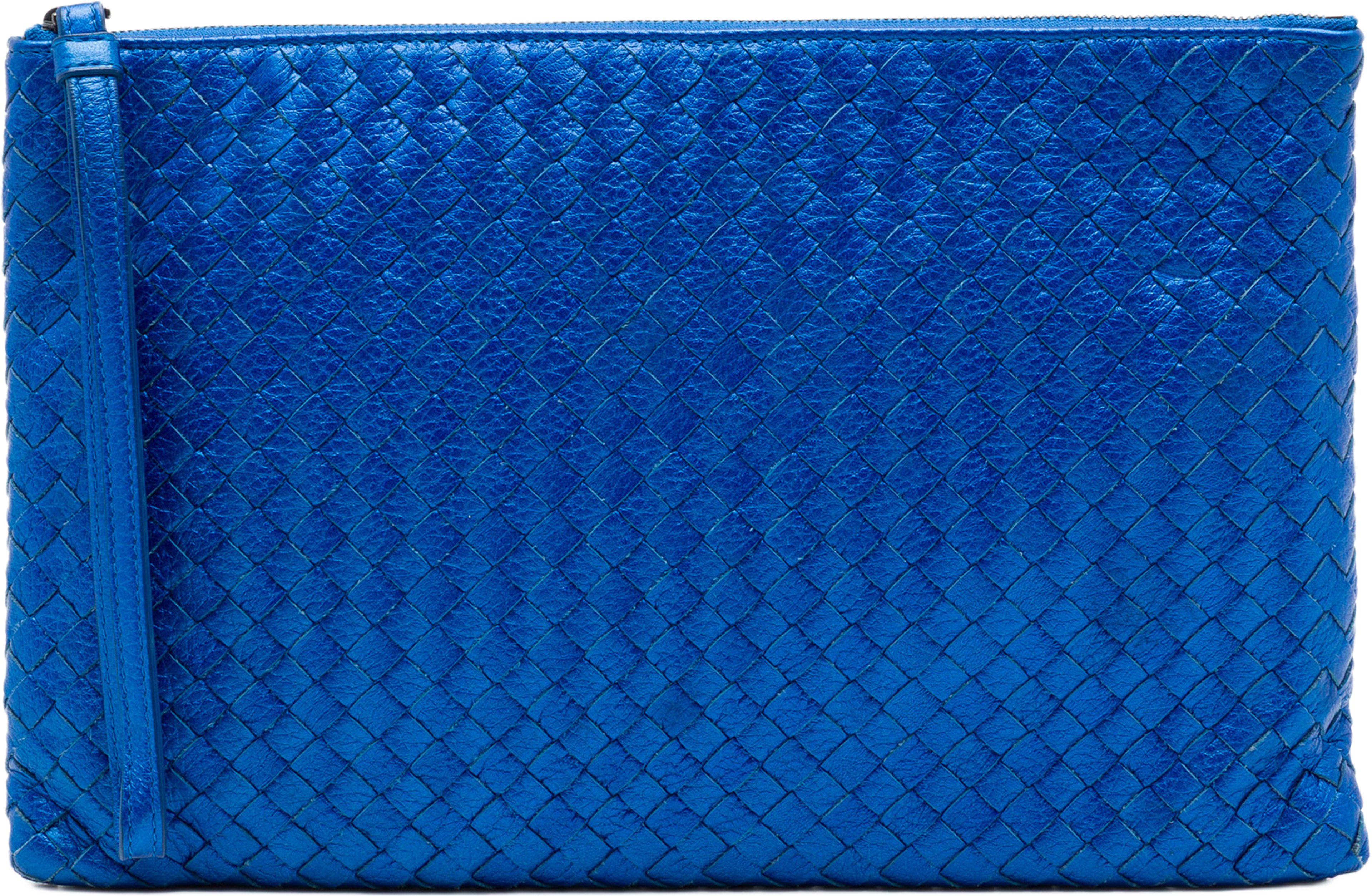 Bottega Veneta Metallic Leather Intrecciato Wristlet Clutch, från Luxclusif, i färgen blå. Klicka för att öppna bilden i stort format
