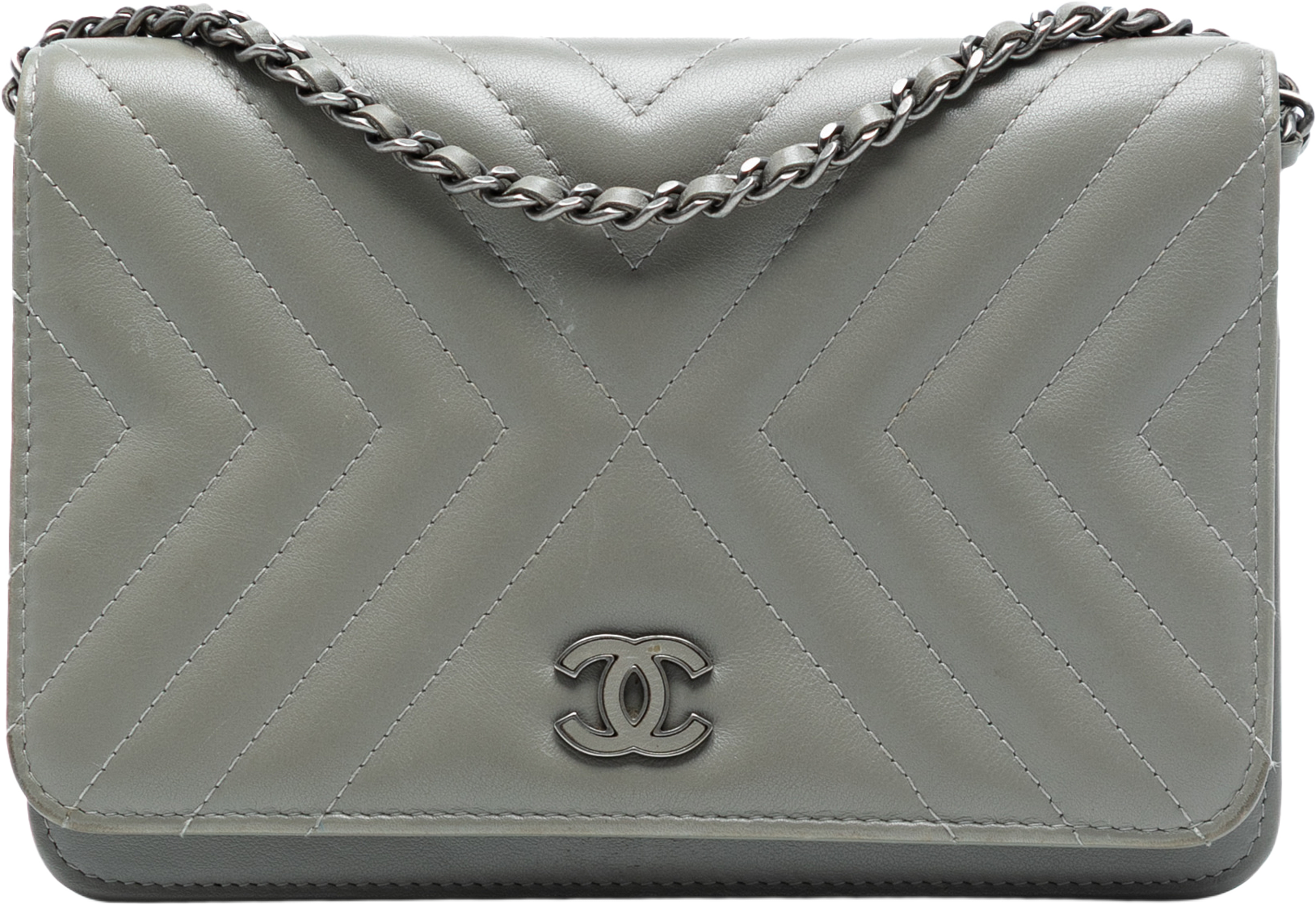Chanel Diagonal Chevron Calfskin Tassel Wallet On Chain, från Luxclusif, i färgen gray. Klicka för att öppna bilden i stort format
