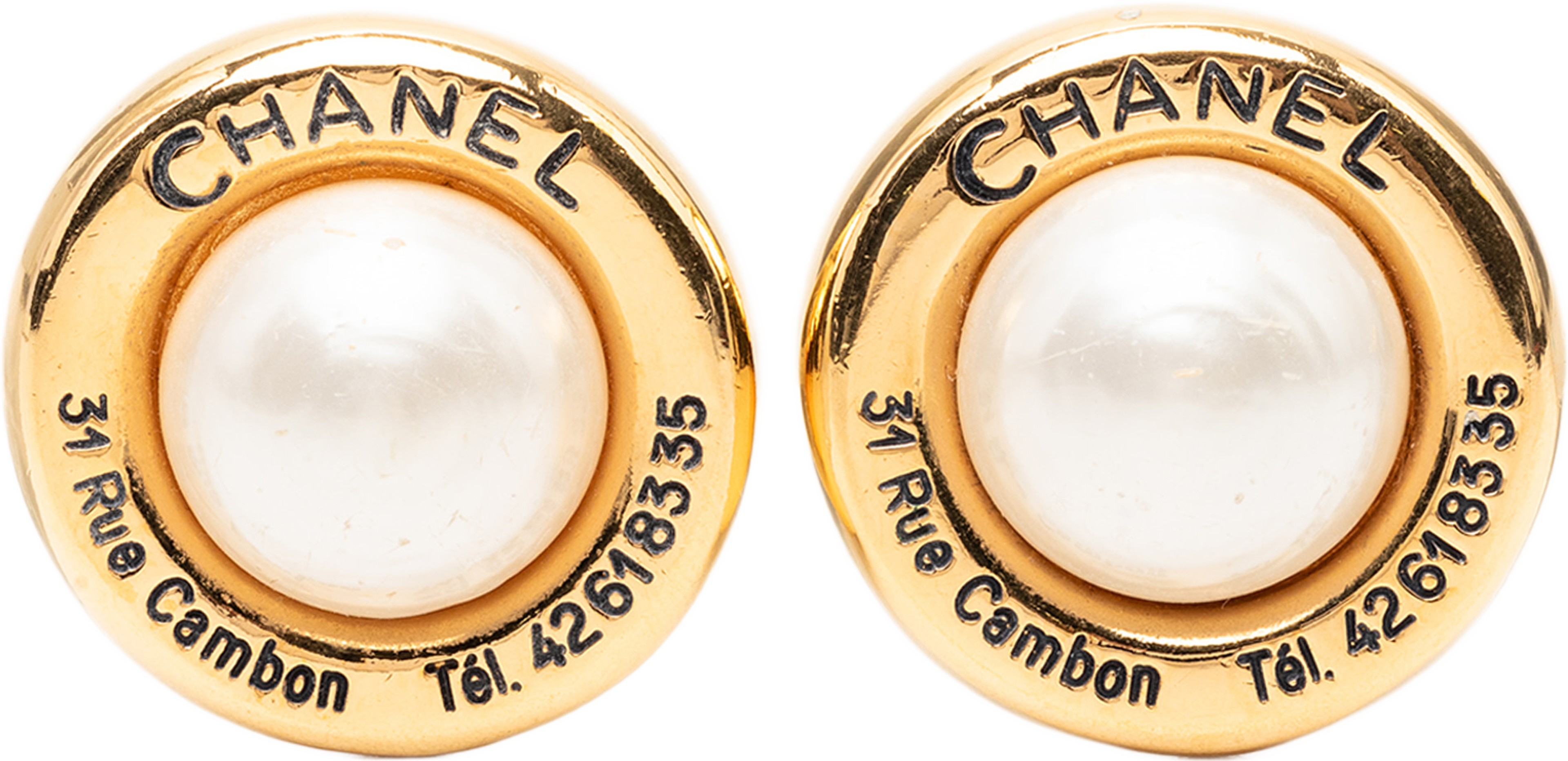 Chanel Gold Plated Faux Pearl 31 Rue Cambon Round Clip On Earrings, från Luxclusif, i färgen gold. Klicka för att öppna bilden i stort format