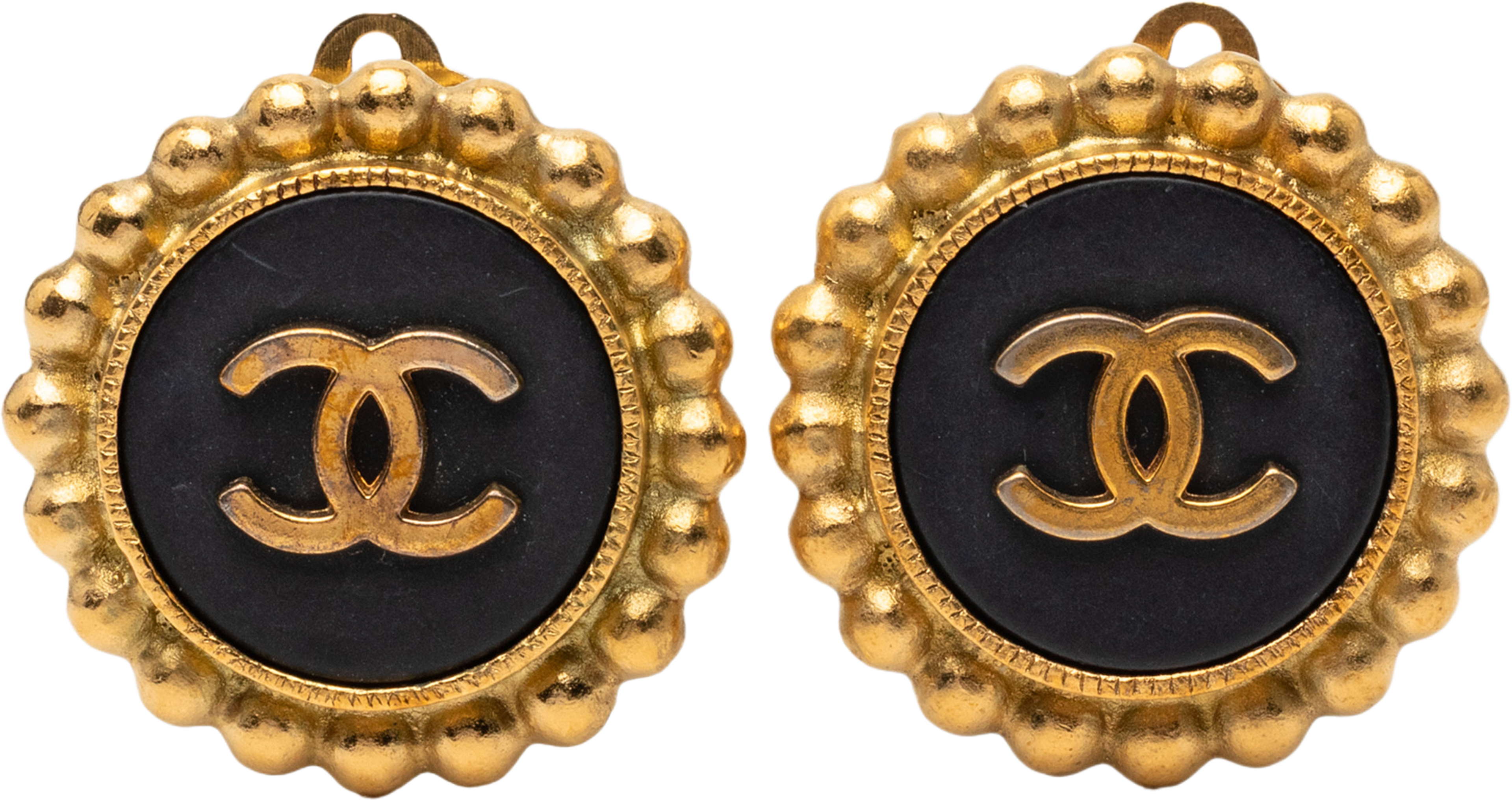Chanel Cc Gold Plated And Enamel Round Clip On Earrings, från Luxclusif, i färgen gold. Klicka för att öppna bilden i stort format