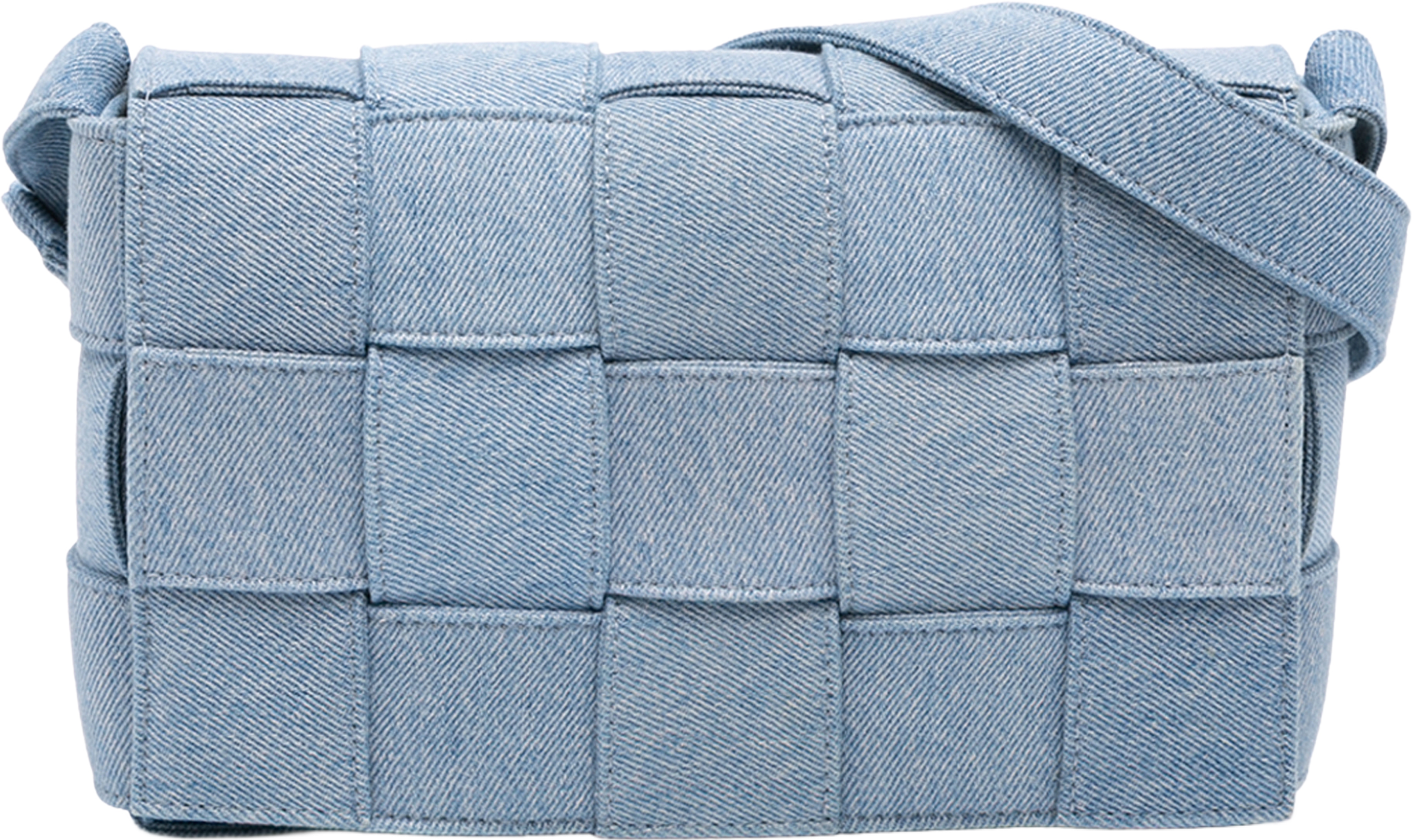 Bottega Veneta Denim Intrecciato Cassette Crossbody, från Luxclusif, i färgen denim. Klicka för att öppna bilden i stort format