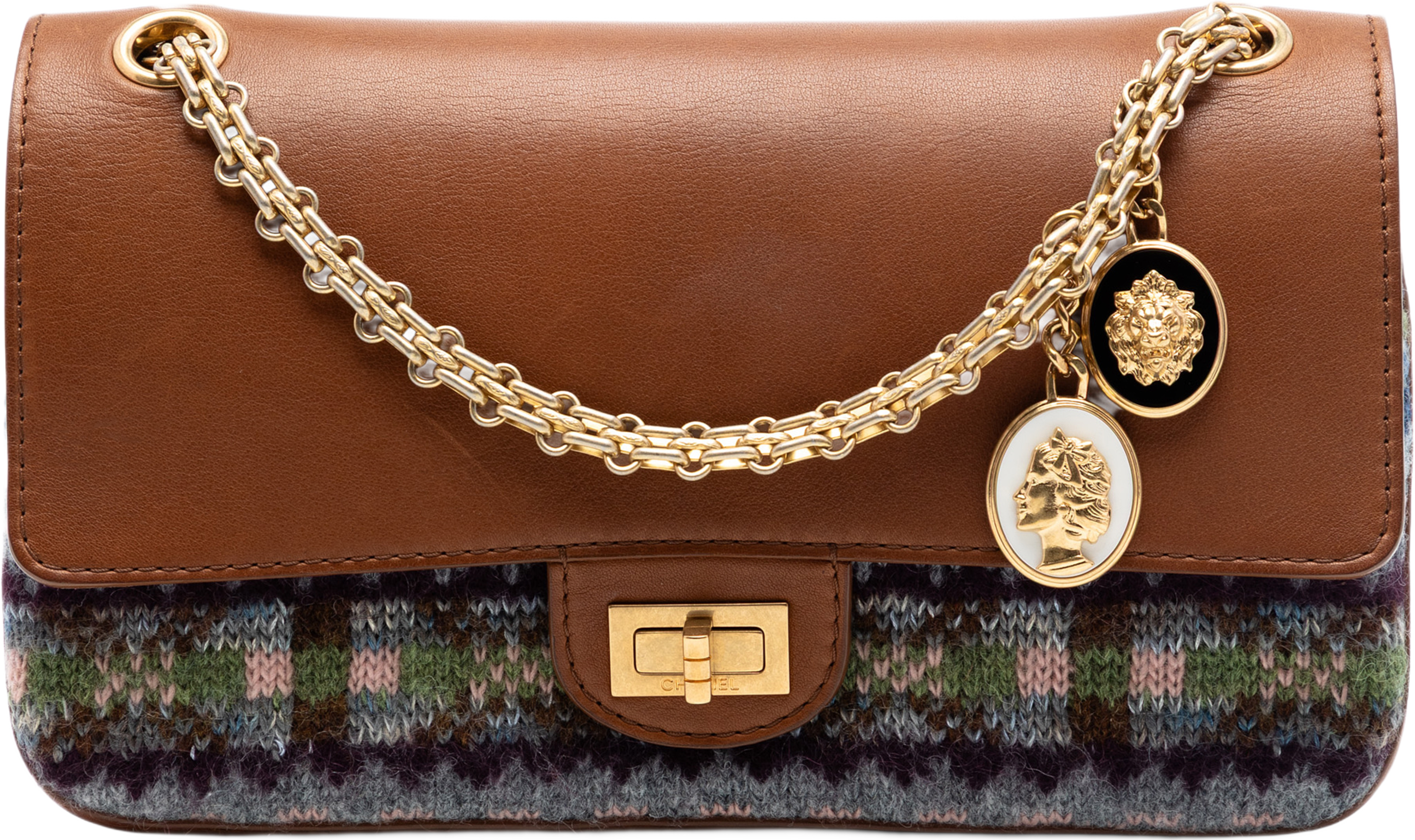 Chanel Smooth Calfskin And Knit Reissue 2.55 Medallion Nude Double Flap 225, från Luxclusif, i färgen brun. Klicka för att öppna bilden i stort format