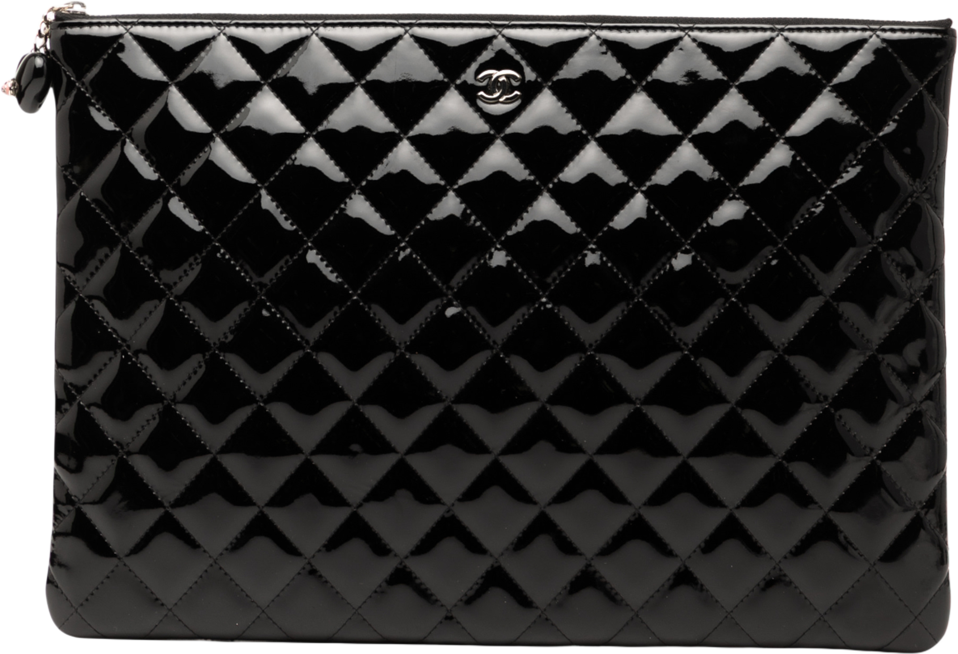 Chanel Large Quilted Patent O Case Clutch, från Luxclusif, i färgen black. Klicka för att öppna bilden i stort format