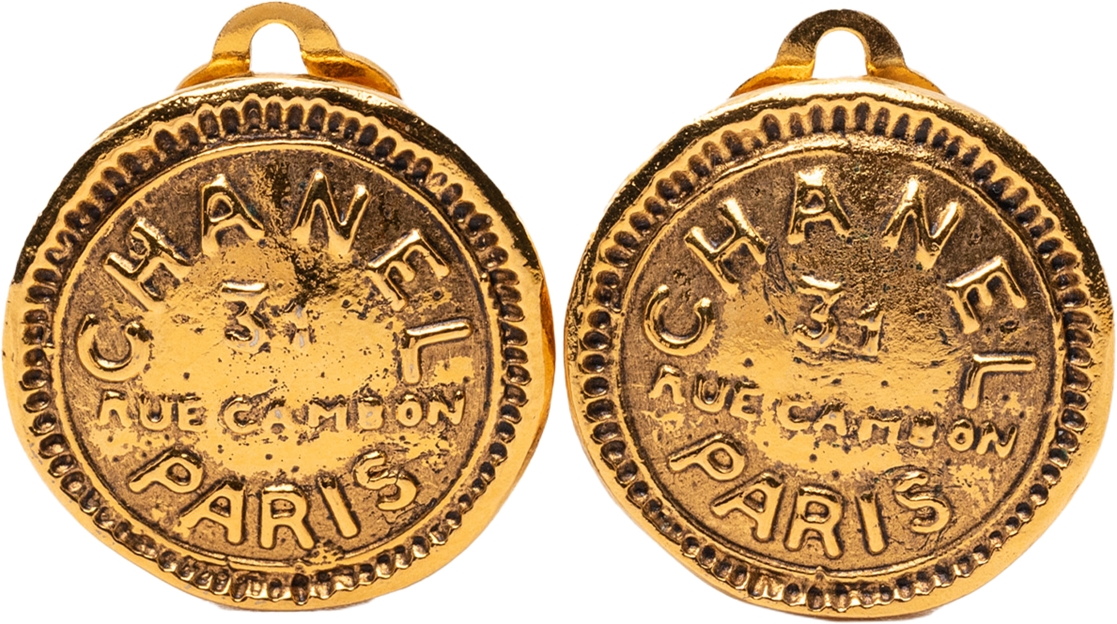 Chanel Gold Plated 31 Rue Cambon Round Clip On Earrings, från Luxclusif, i färgen gold. Klicka för att öppna bilden i stort format