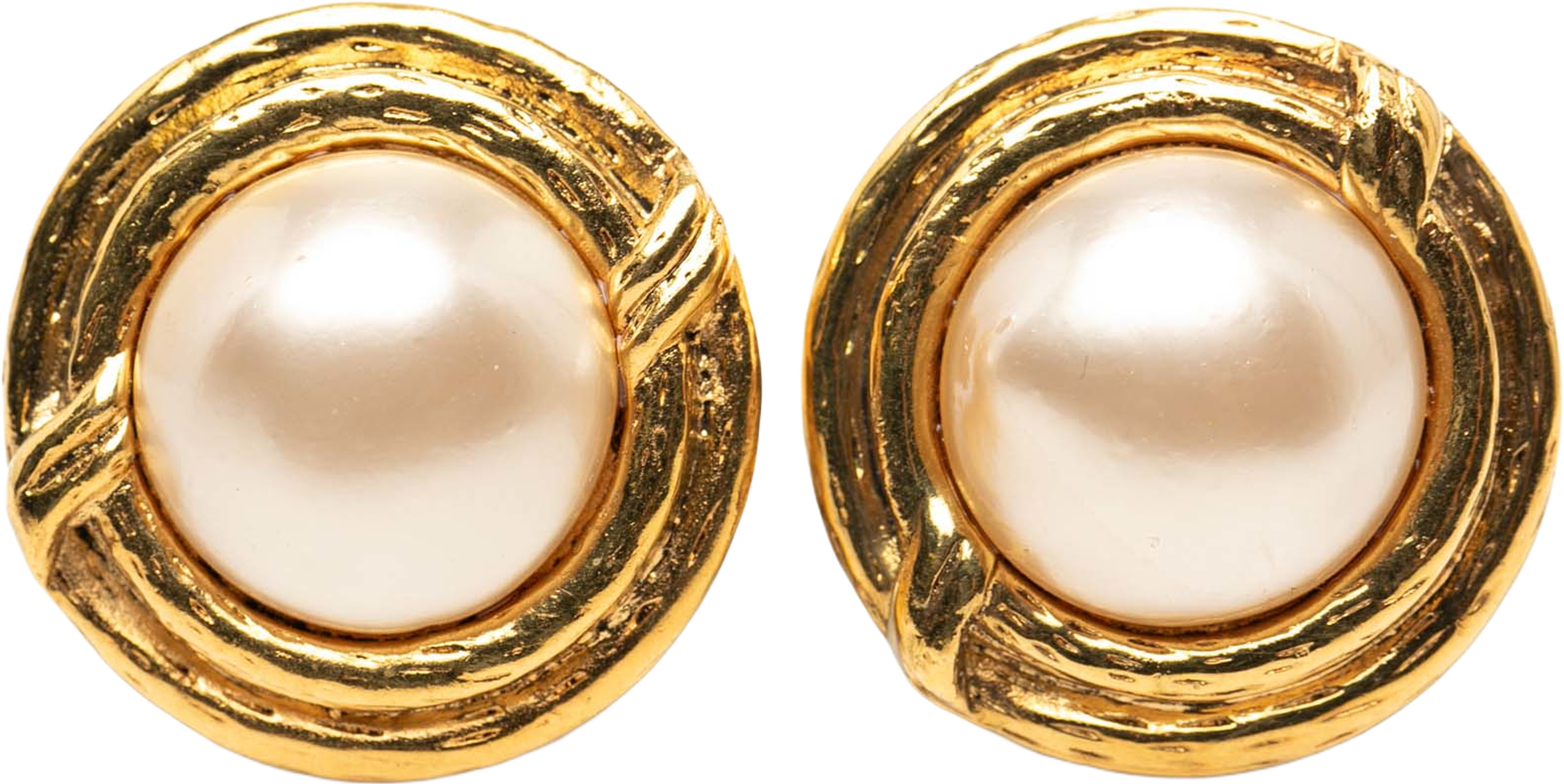 Chanel Gold Plated Faux Pearl Round Clip On Earrings, från Luxclusif, i färgen gold. Klicka för att öppna bilden i stort format