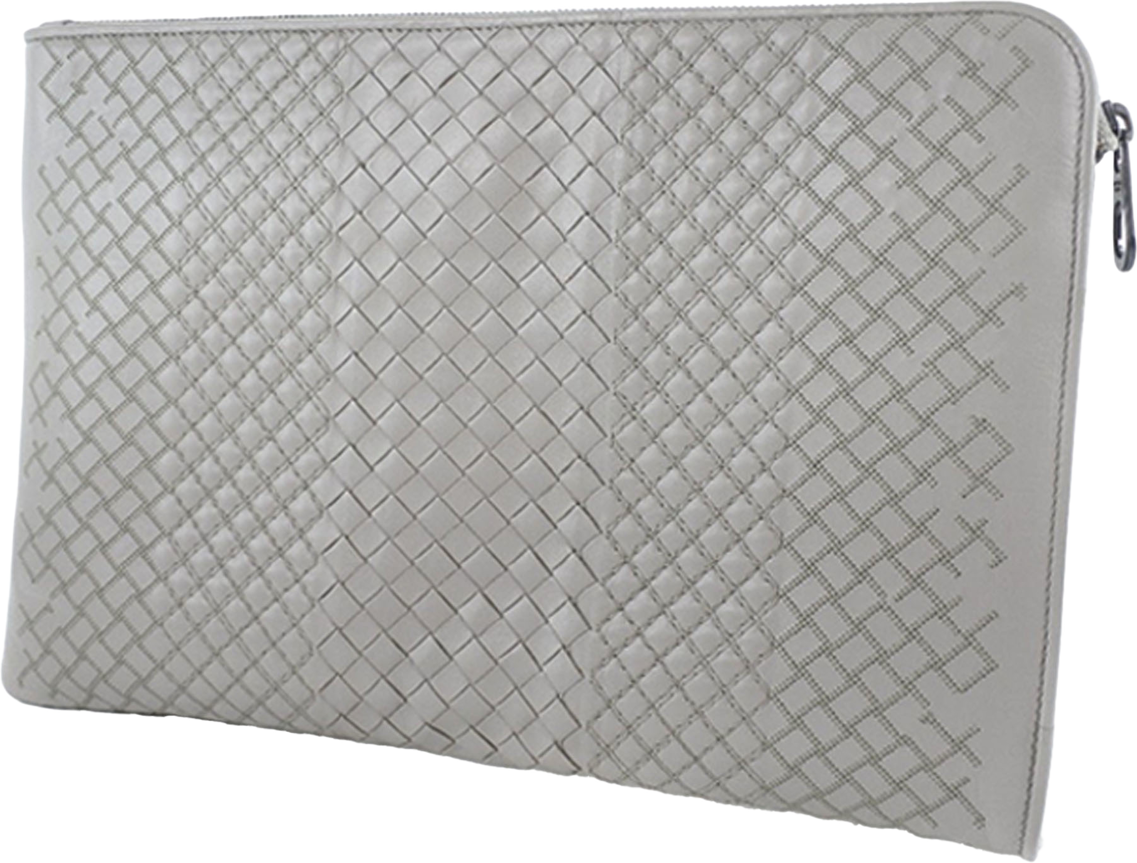 Bottega Veneta Nappa Intrecciato Clutch, från Luxclusif, i färgen light gray. Klicka för att öppna bilden i stort format