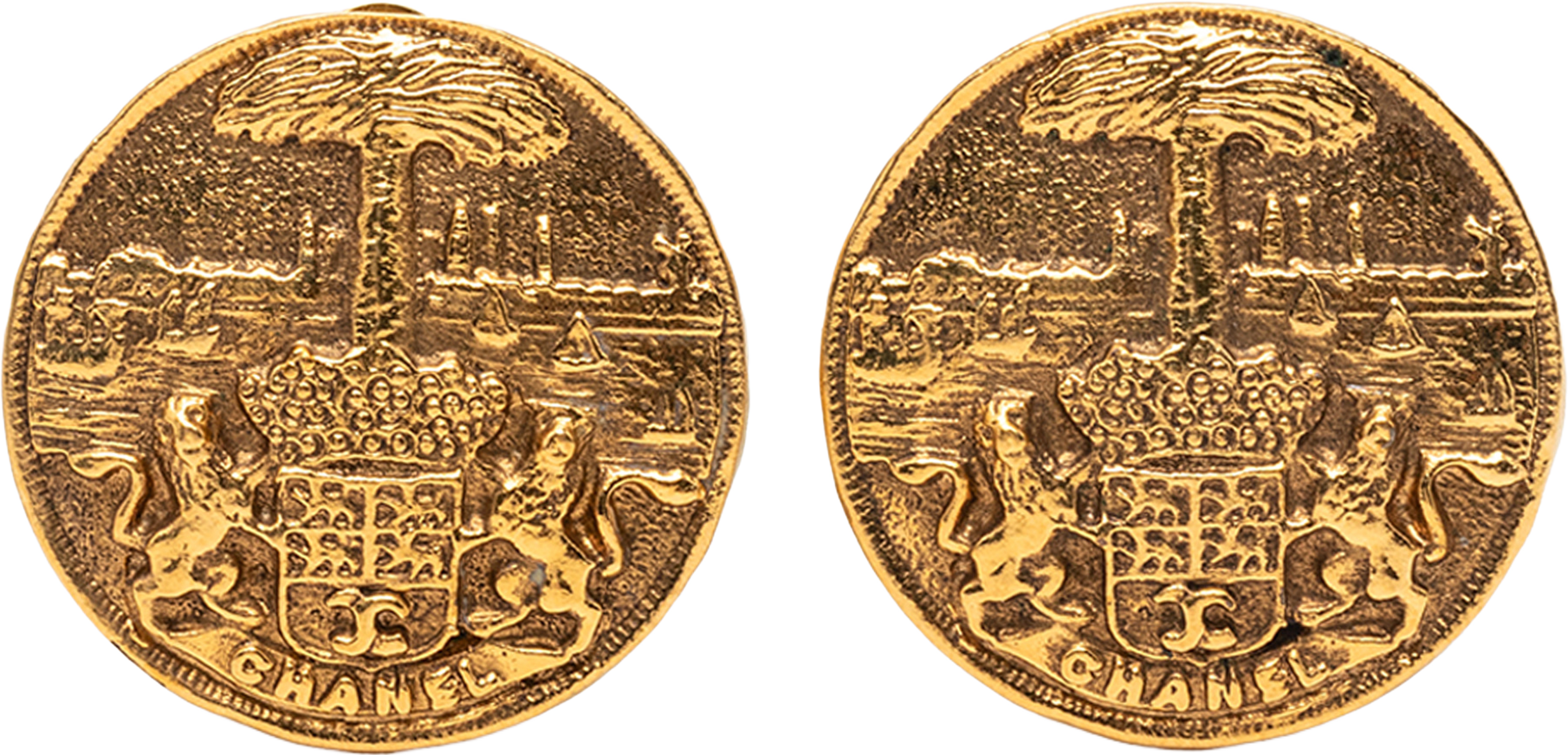 Chanel Gold Plated Medallion Coat Of Arms Clip On Earrings, från Luxclusif, i färgen gold. Klicka för att öppna bilden i stort format