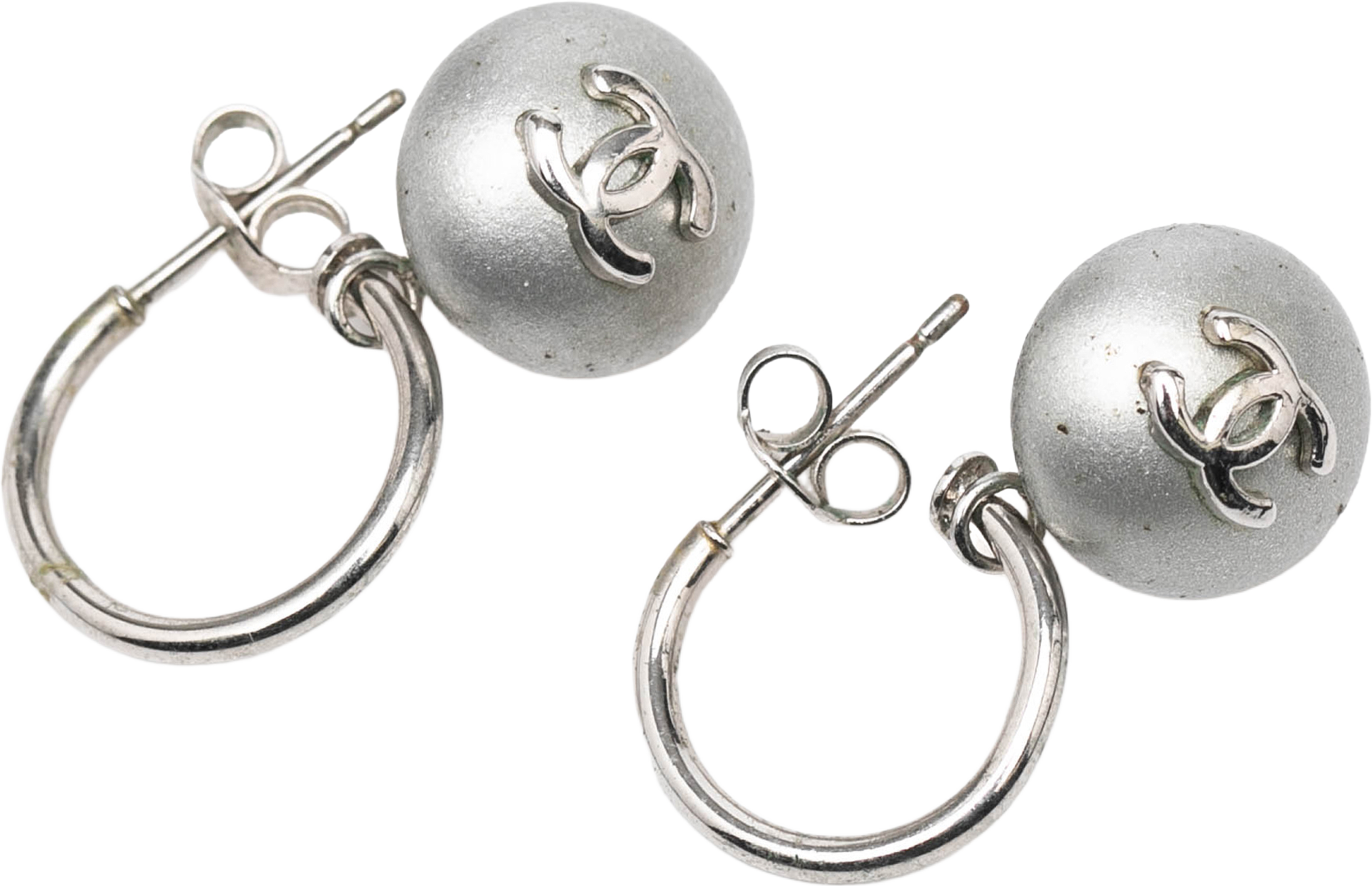 Chanel Silver Plated Hoop Drop Earrings, från Luxclusif, i färgen silver. Klicka för att öppna bilden i stort format