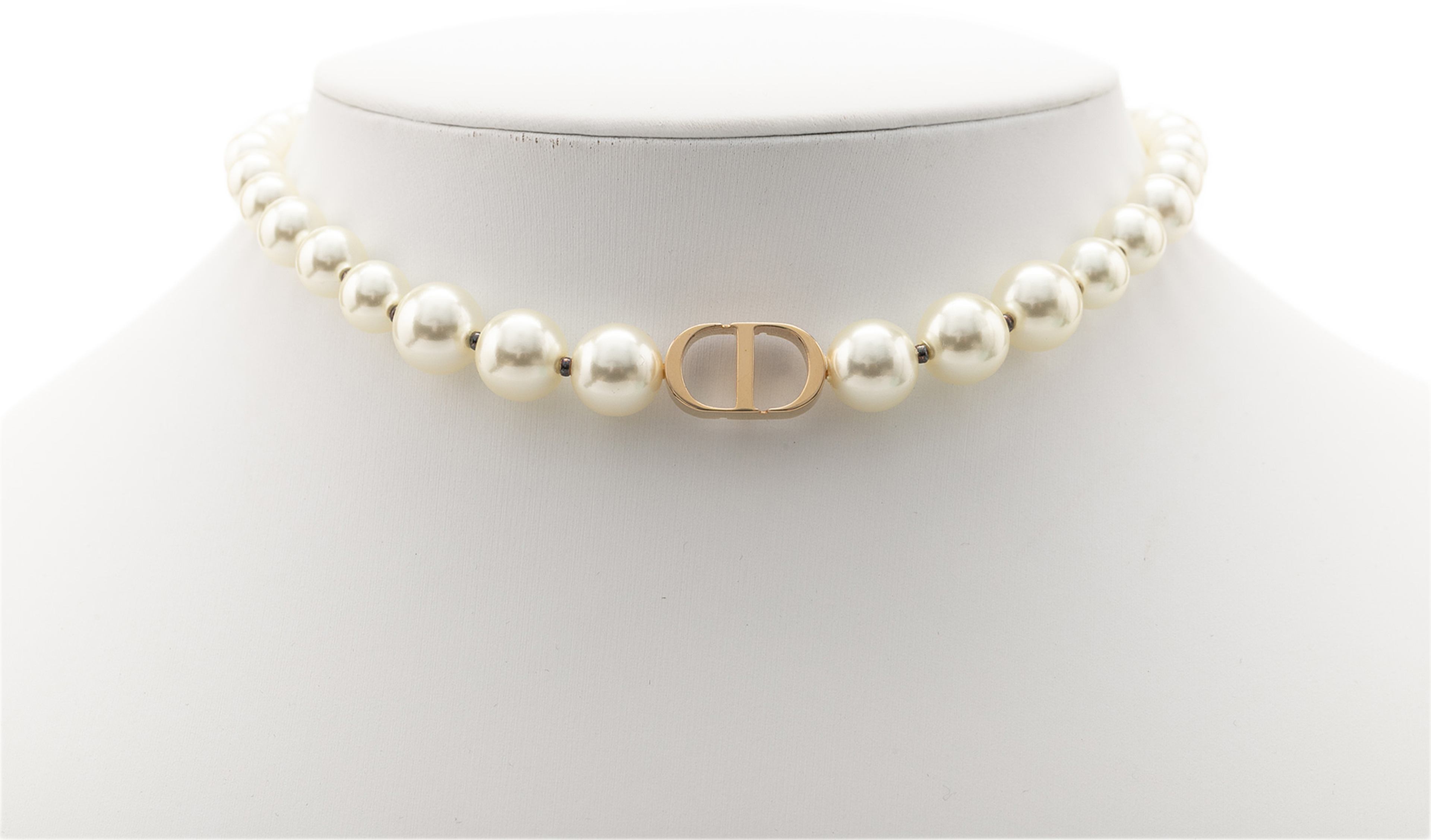 Dior Faux Pearl Gold Plated Cd 30 Montaigne Chocker Necklace, från Luxclusif, i färgen pearl. Klicka för att öppna bilden i stort format