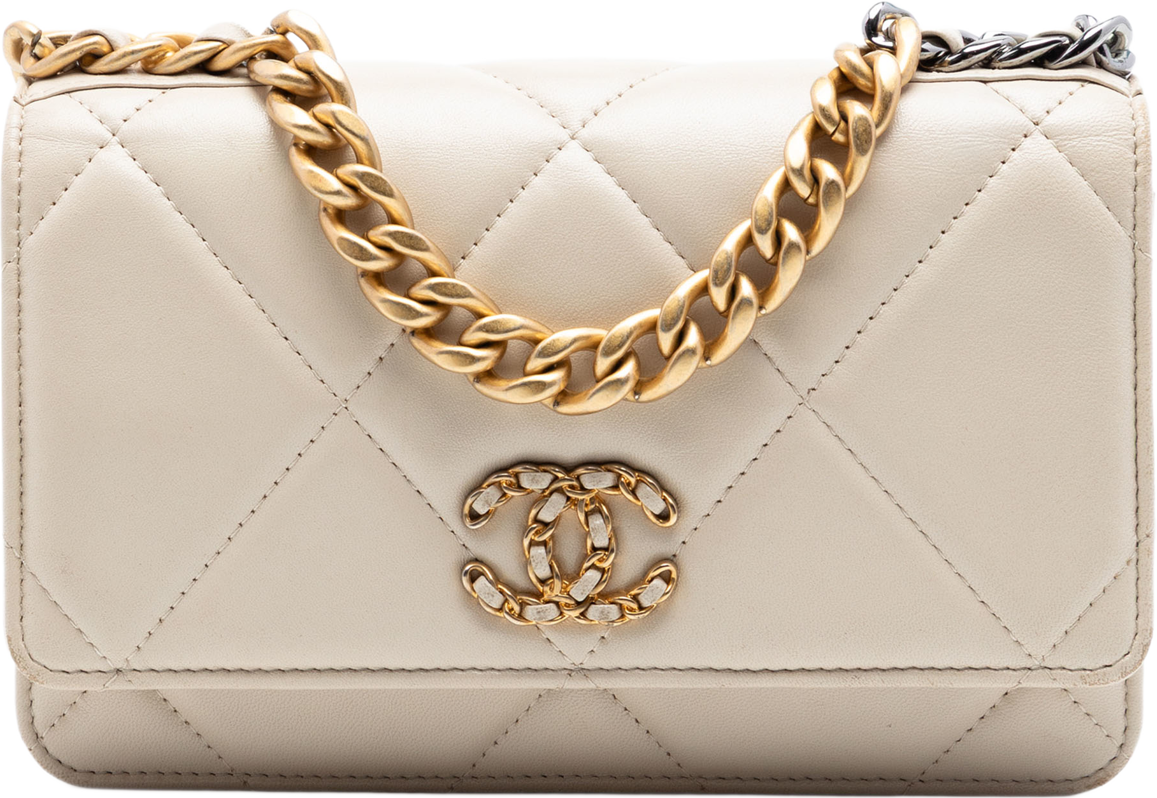 Chanel Quilted Lambskin 19 Wallet On Chain, från Luxclusif, i färgen light beige. Klicka för att öppna bilden i stort format