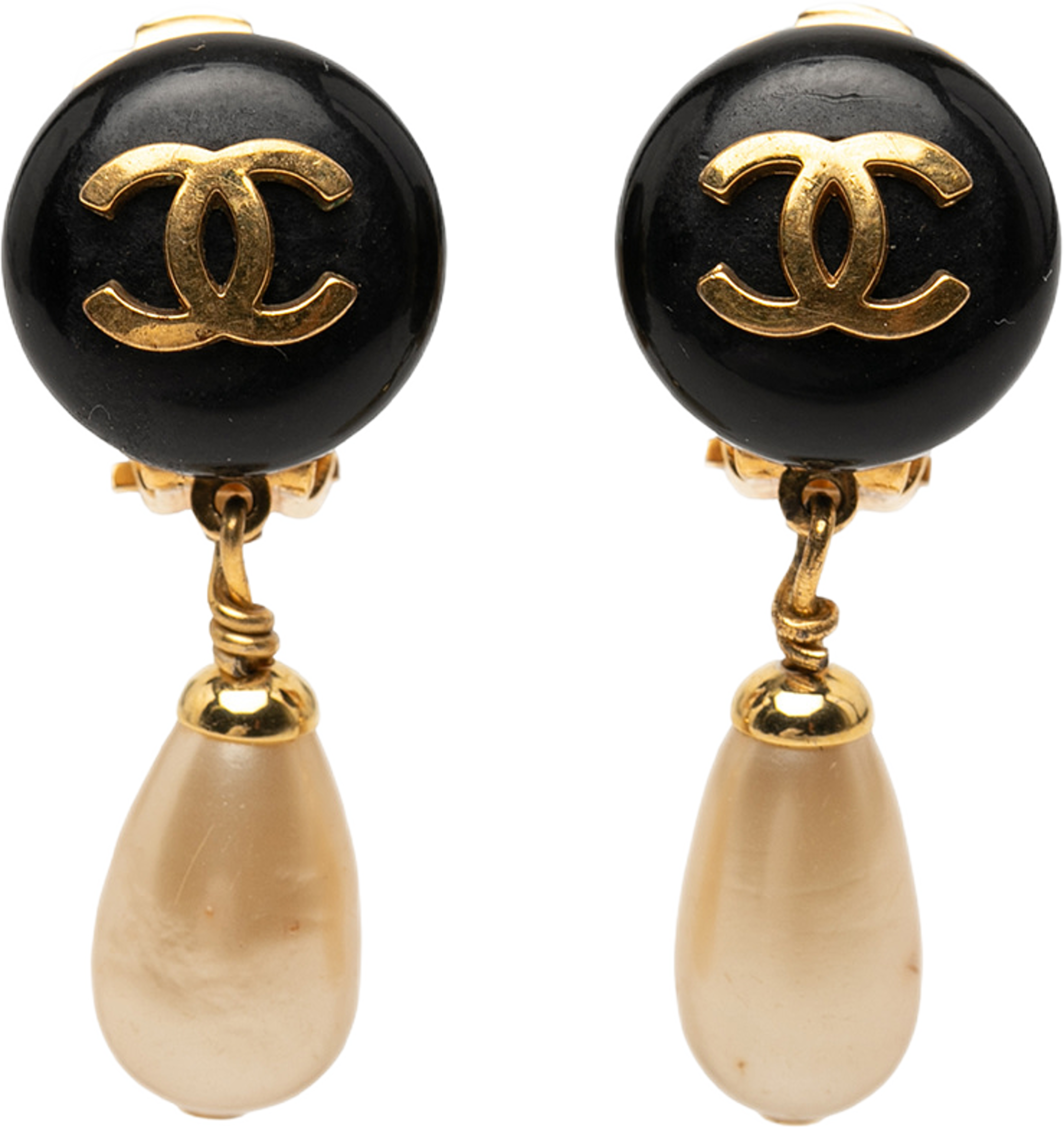 Chanel Cc Gold Plated Resin And Faux Pearl Drop Clip On Earrings, från Luxclusif, i färgen black. Klicka för att öppna bilden i stort format