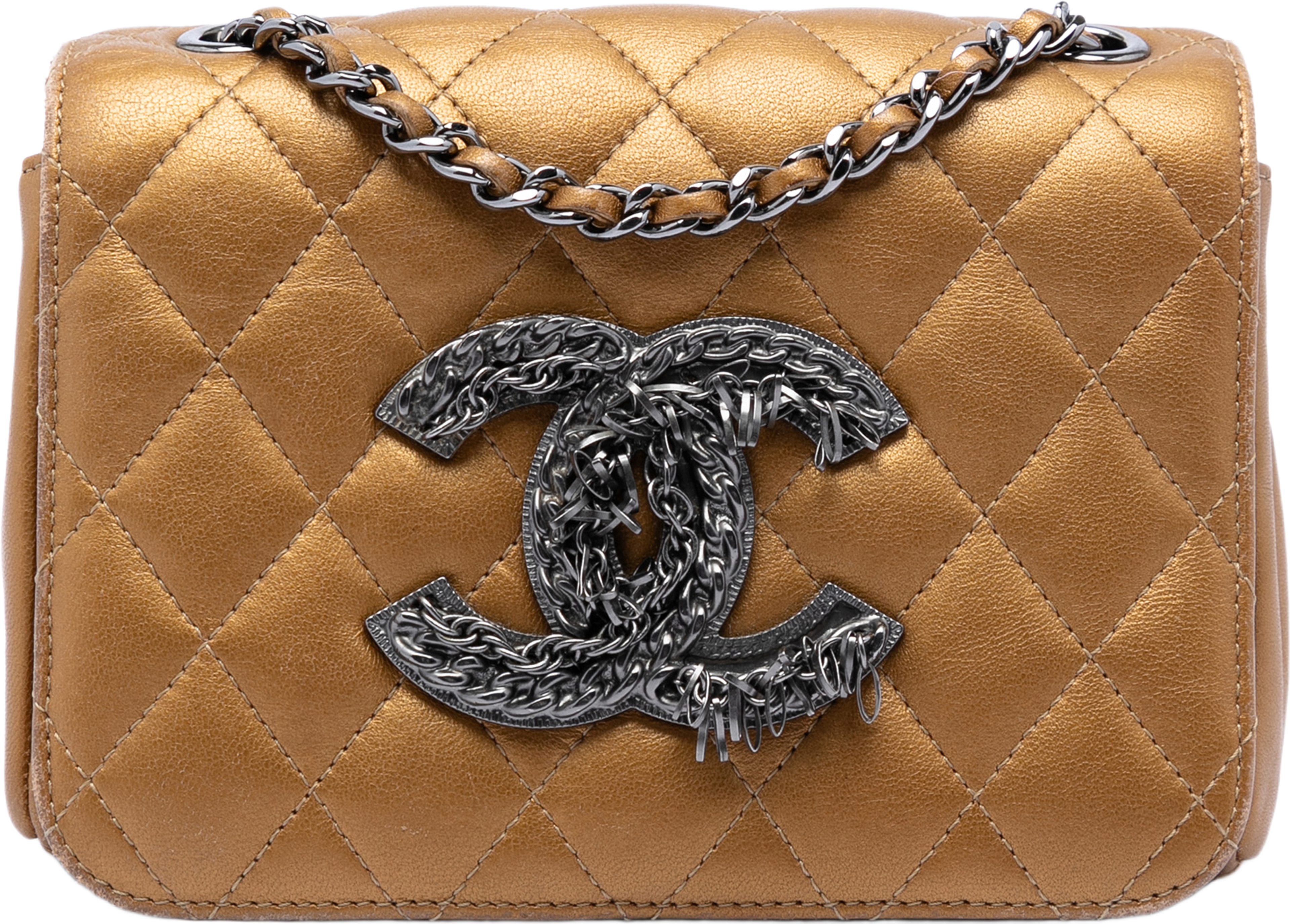 Chanel Limited Edition Mini Quilted Metallic Lambskin Cc Chain Fringe Full Flap, från Luxclusif, i färgen guld. Klicka för att öppna bilden i stort format
