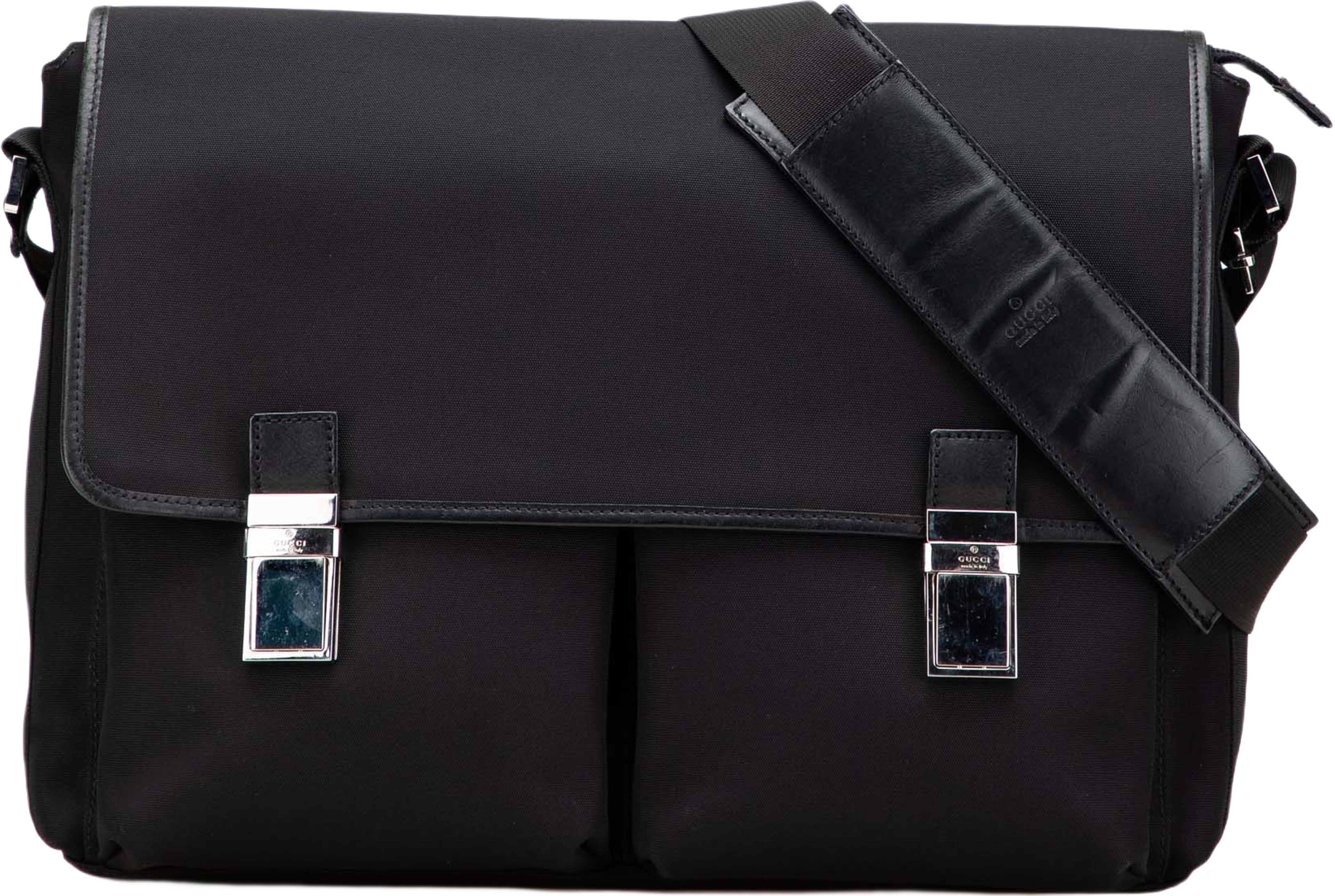 Gucci Nylon Messenger Bag, från Luxclusif, i färgen black.