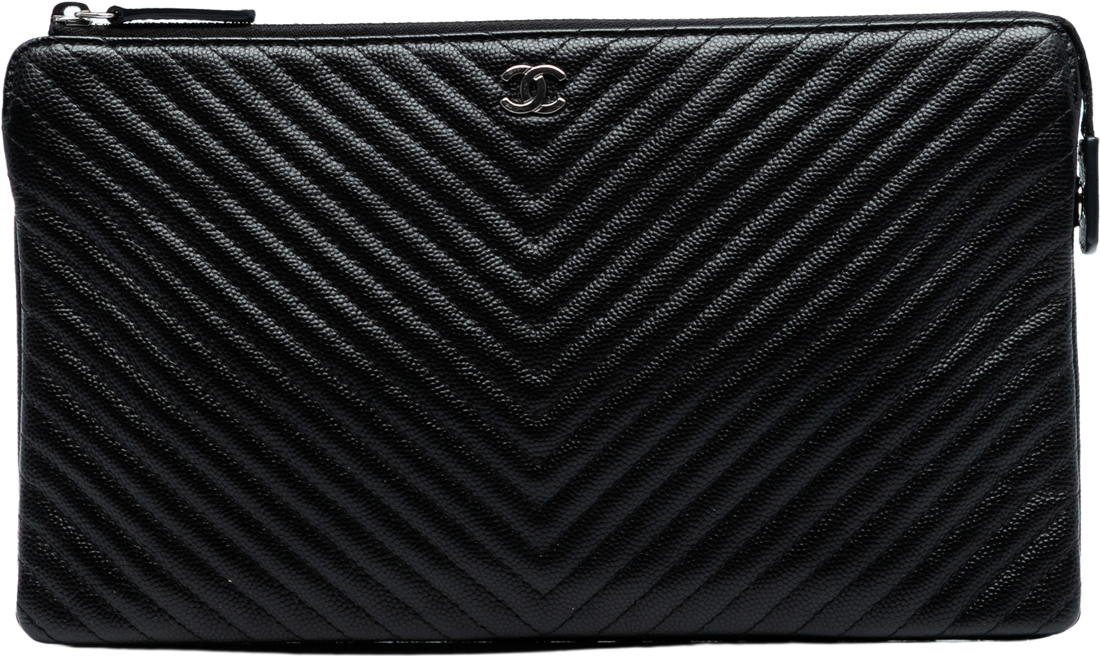 Chanel Cc Chevron Caviar Zip Clutch, från Luxclusif, i färgen black. Klicka för att öppna bilden i stort format