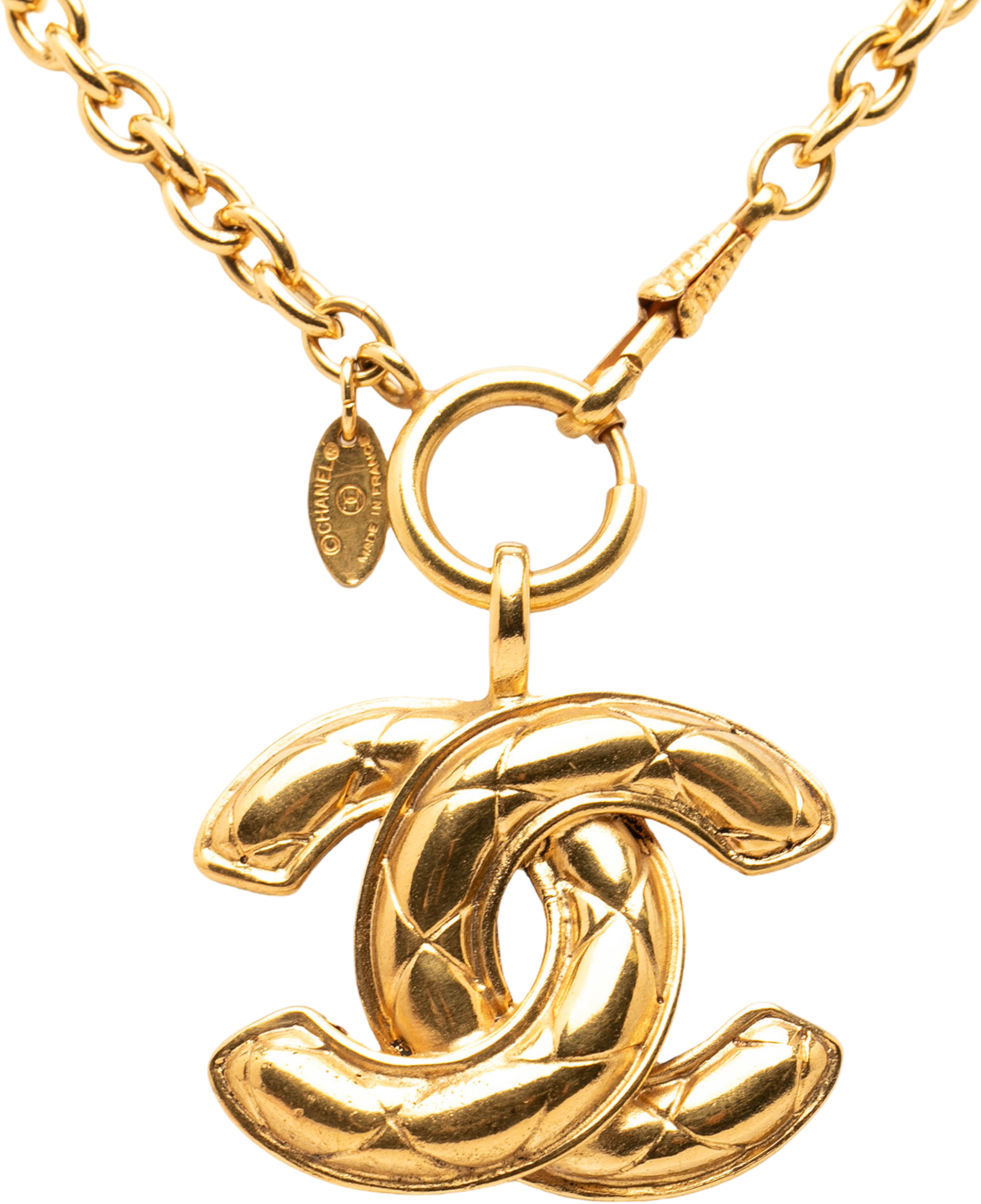 Chanel Cc Gold Plated Quilted Pendant Necklace, från Luxclusif, i färgen gold. Klicka för att öppna bilden i stort format