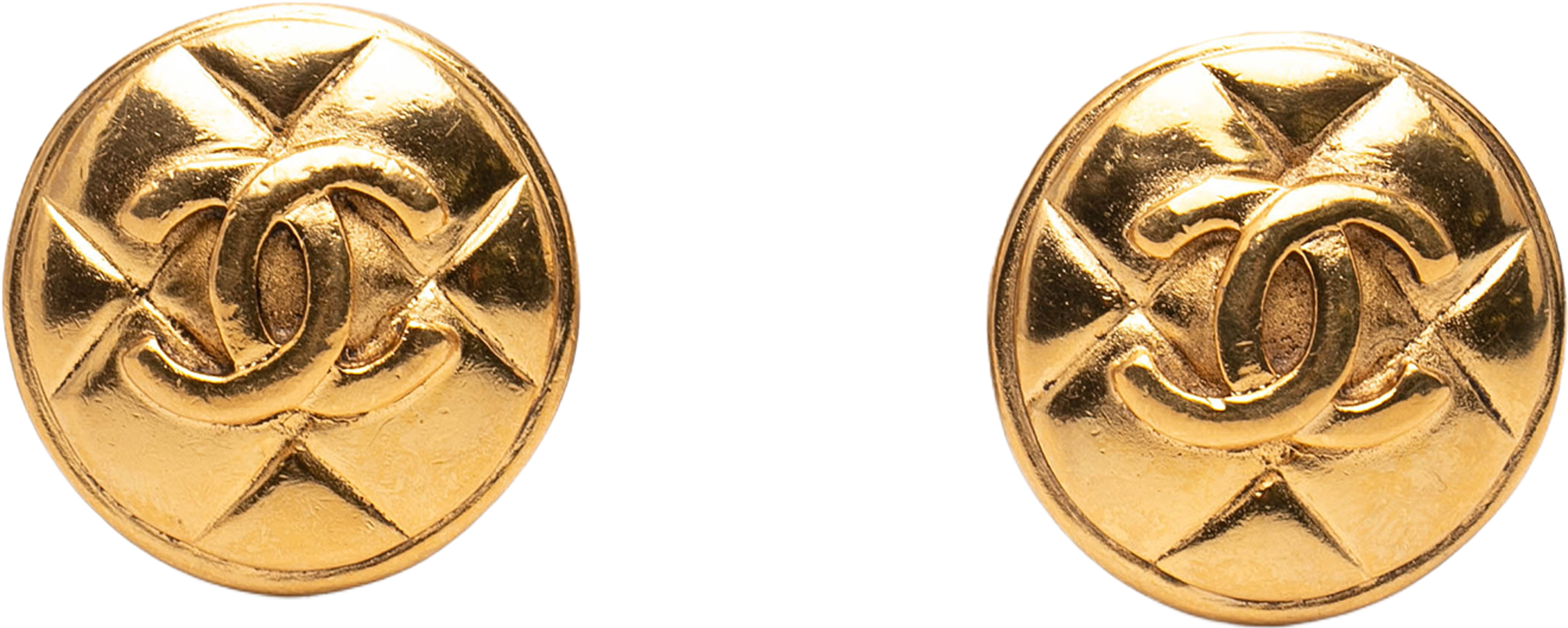 Chanel Cc Gold Plated Quilted Round Clip On Earrings, från Luxclusif, i färgen gold. Klicka för att öppna bilden i stort format