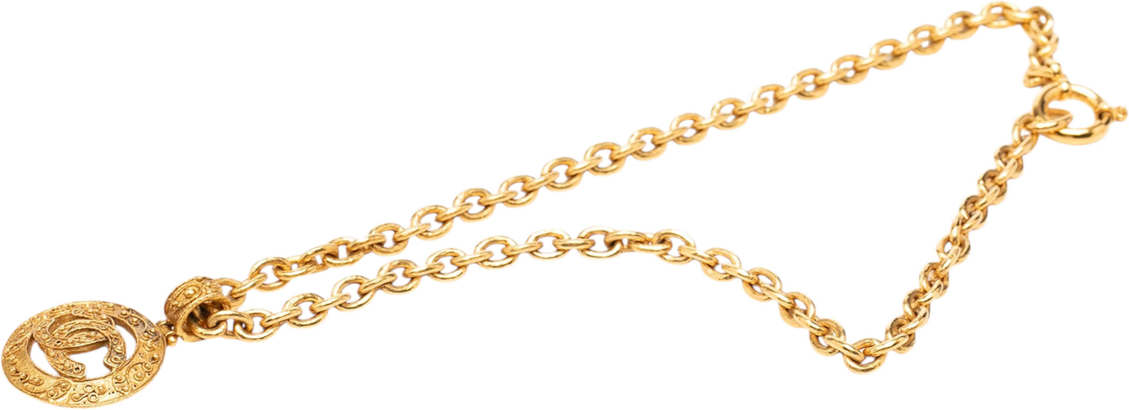 Chanel Cc Gold Plated Round Pendant Necklace, från Luxclusif, i färgen gold. Klicka för att öppna bilden i stort format