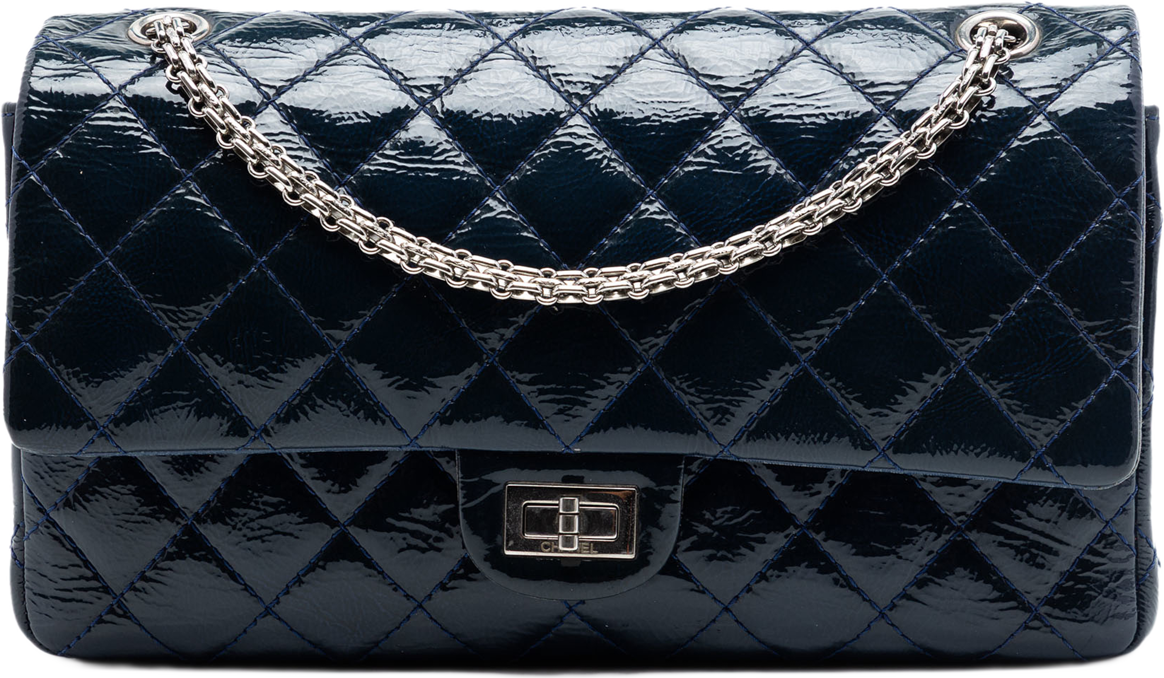 Chanel Quilted Crinkled Patent Reissue 2.55 Double Flap 226, från Luxclusif, i färgen navy. Klicka för att öppna bilden i stort format