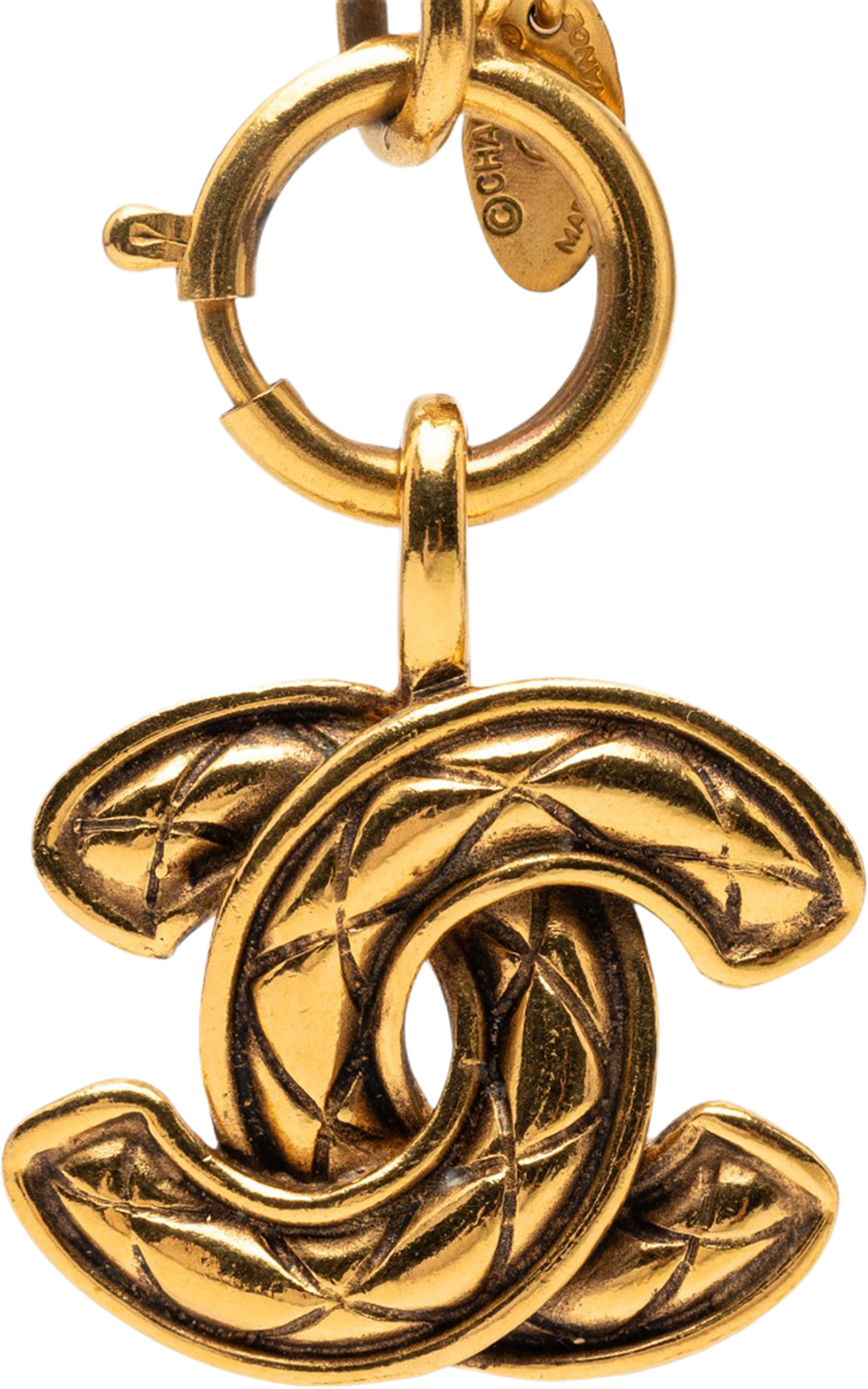 Chanel Gold Plated Quilted Cc Pendant Necklace, från Luxclusif, i färgen gold. Klicka för att öppna bilden i stort format