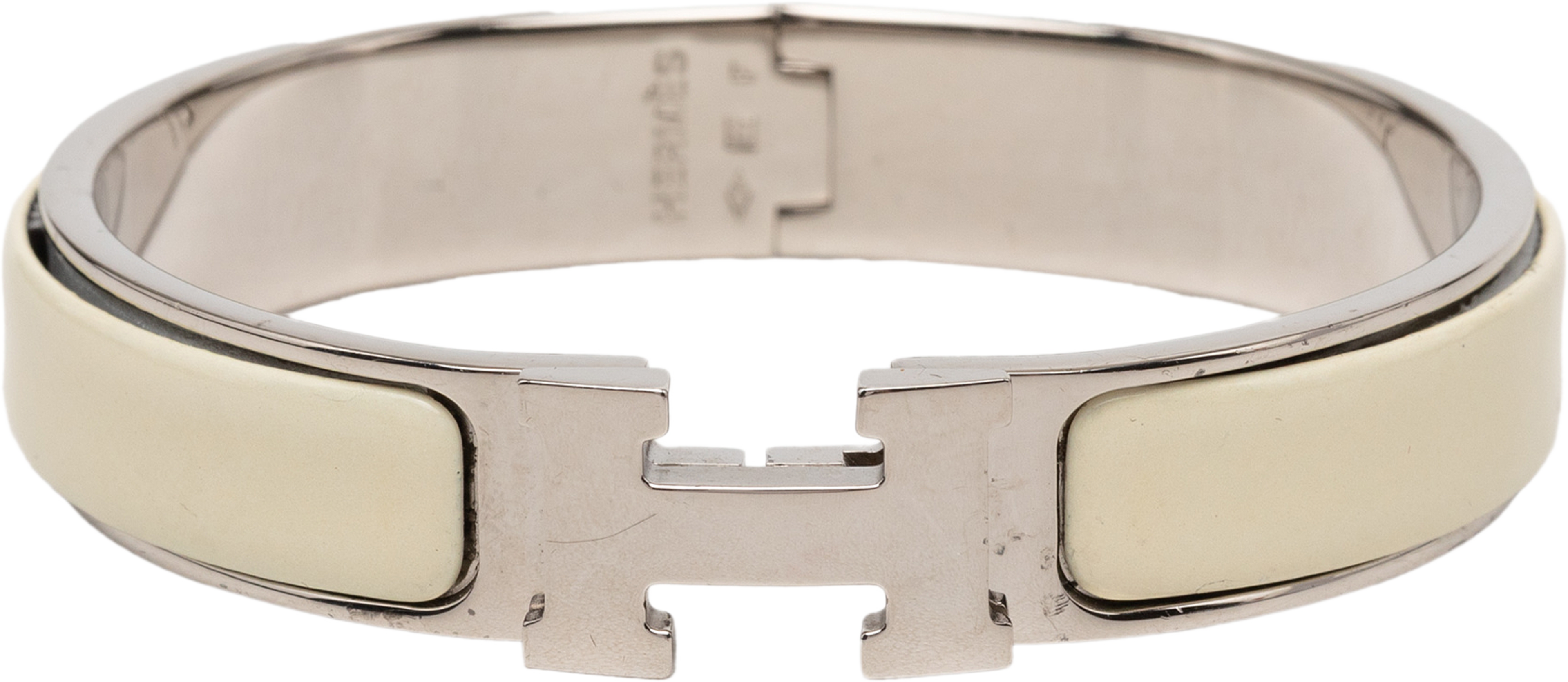 Hermès Narrow Enamel Clic H Bracelet Pm, från Luxclusif, i färgen ivory. Klicka för att öppna bilden i stort format