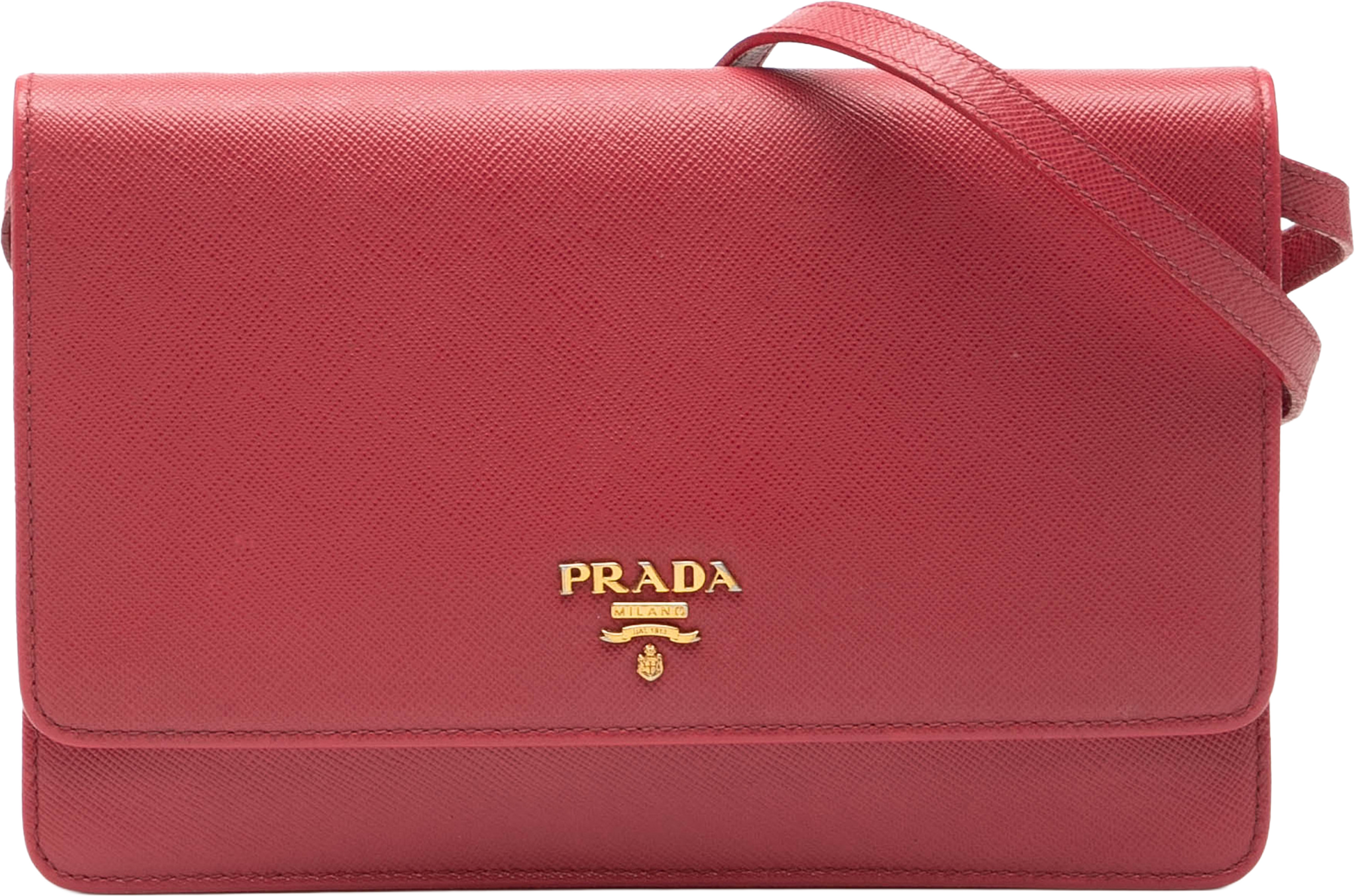 Prada Saffiano Wallet On Strap, från Luxclusif, i färgen red. Klicka för att öppna bilden i stort format