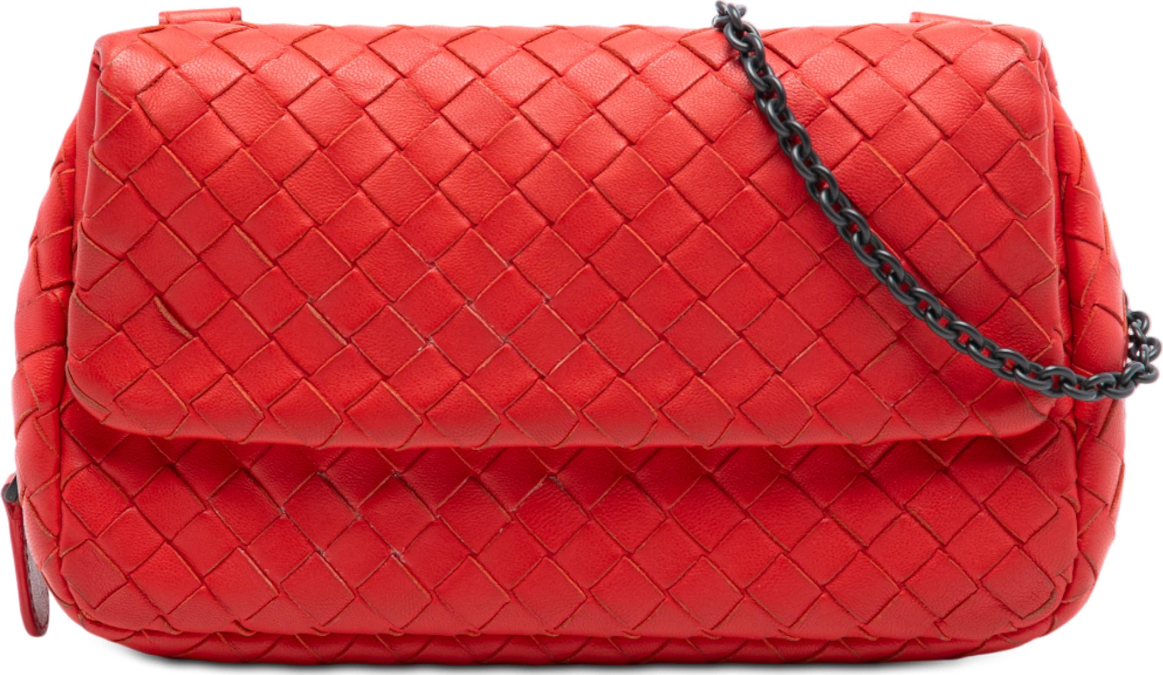 Bottega Veneta Mini Nappa Intrecciato Expandable Chain Flap Crossbody, från Luxclusif, i färgen red. Klicka för att öppna bilden i stort format