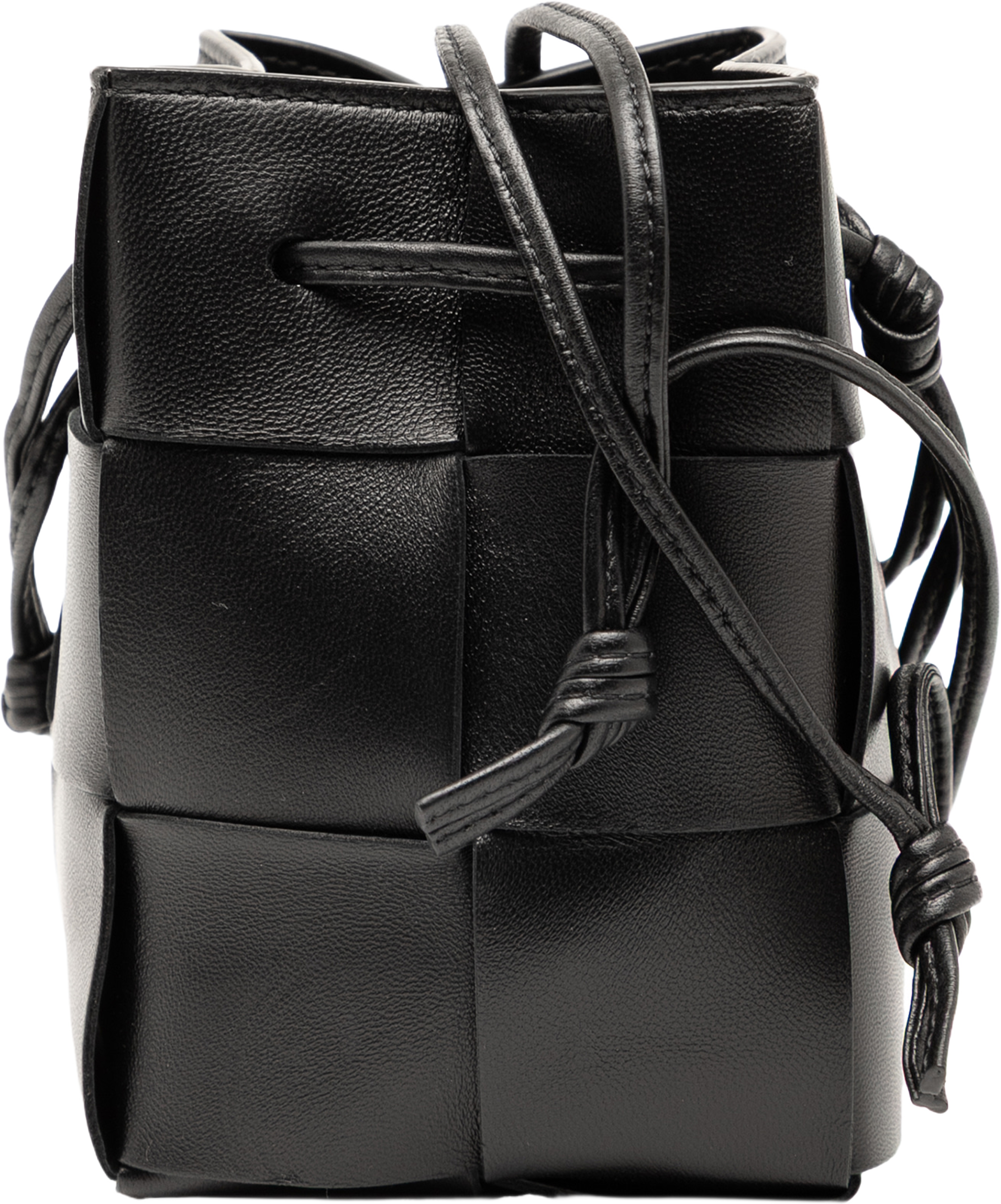 Bottega Veneta Mini Nappa Maxi Intrecciato Cassette Bucket Bag, från Luxclusif, i färgen black. Klicka för att öppna bilden i stort format