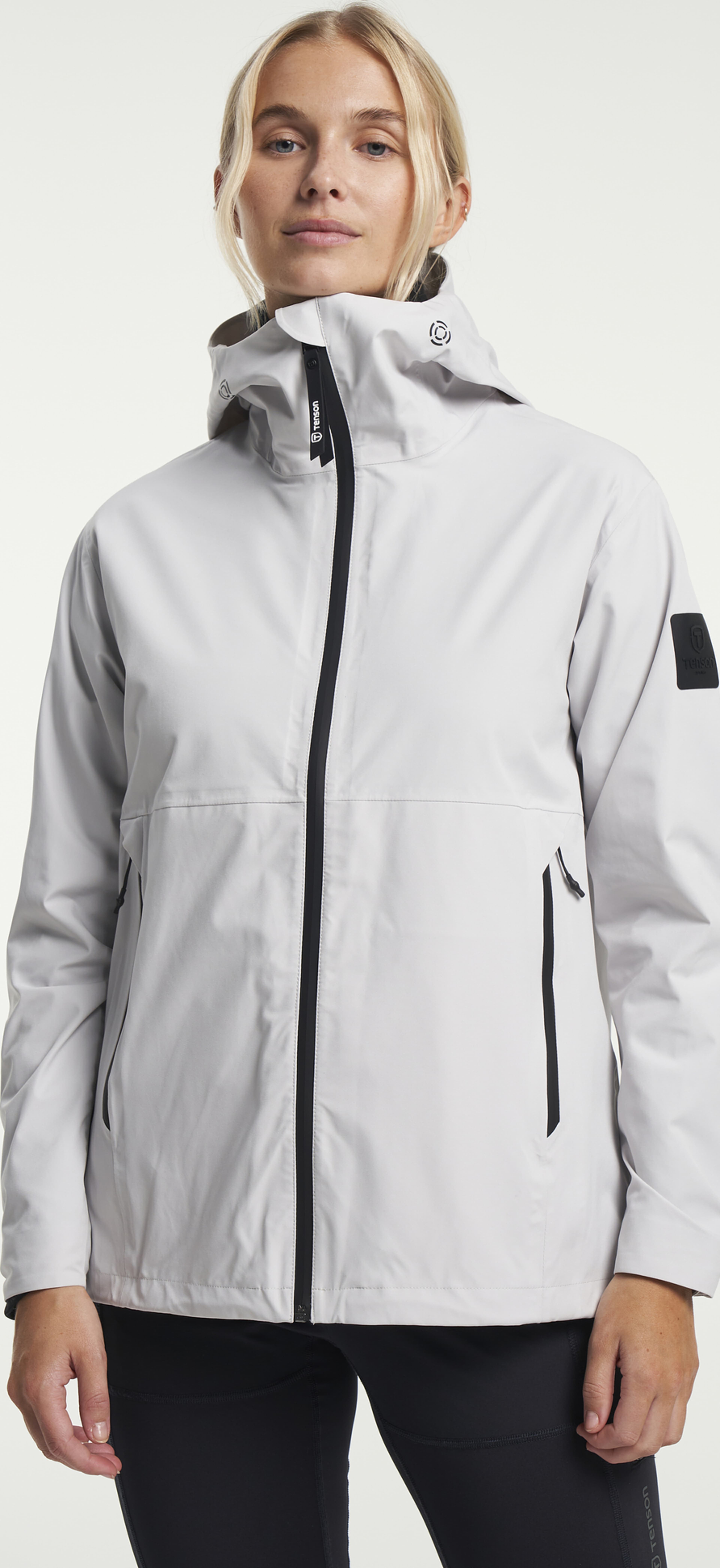 Misty Shell Jacket Women, från Tenson, i färgen ljusgrå. Klicka för att öppna bilden i stort format