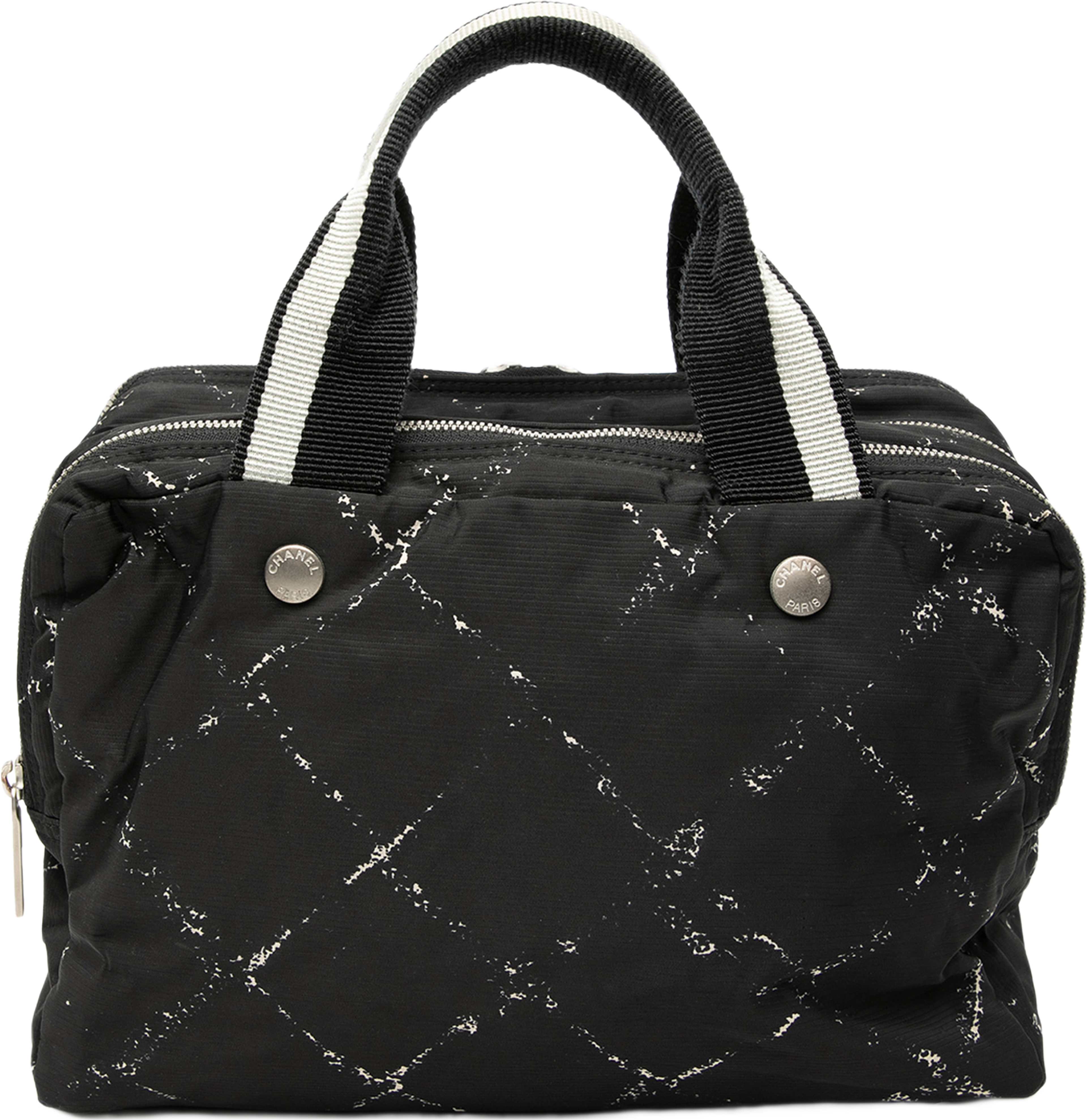 Chanel Old Travel Line Nylon Handbag, från Luxclusif, i färgen black. Klicka för att öppna bilden i stort format