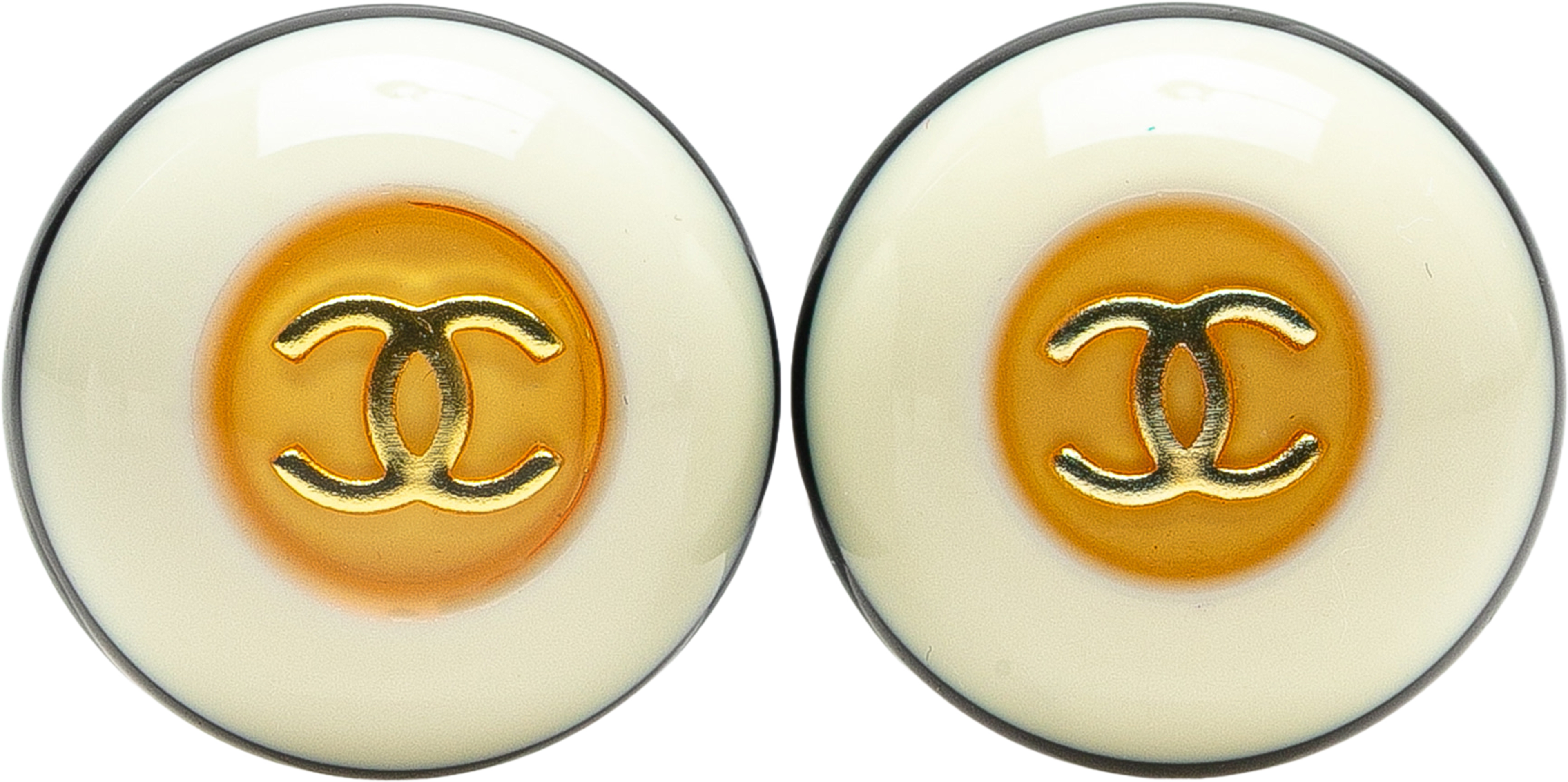 Chanel Resin Cc Button Clip On Earrings, från Luxclusif, i färgen white. Klicka för att öppna bilden i stort format