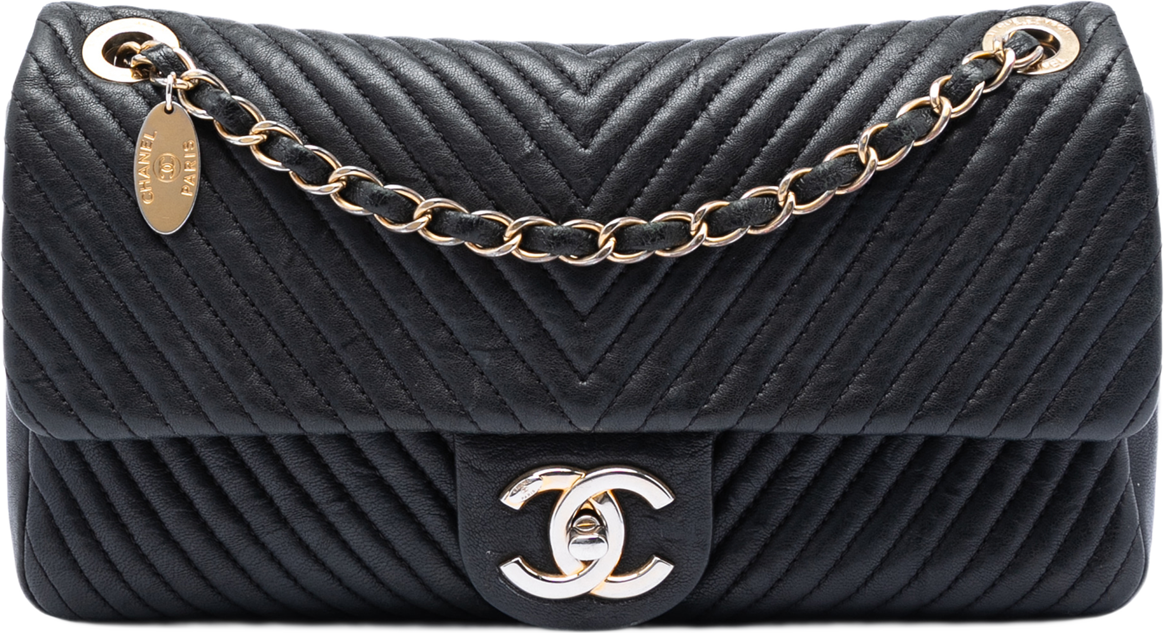 Chanel Medium Chevron Wrinkled Calfskin Medallion Charm Flap, från Luxclusif, i färgen black. Klicka för att öppna bilden i stort format