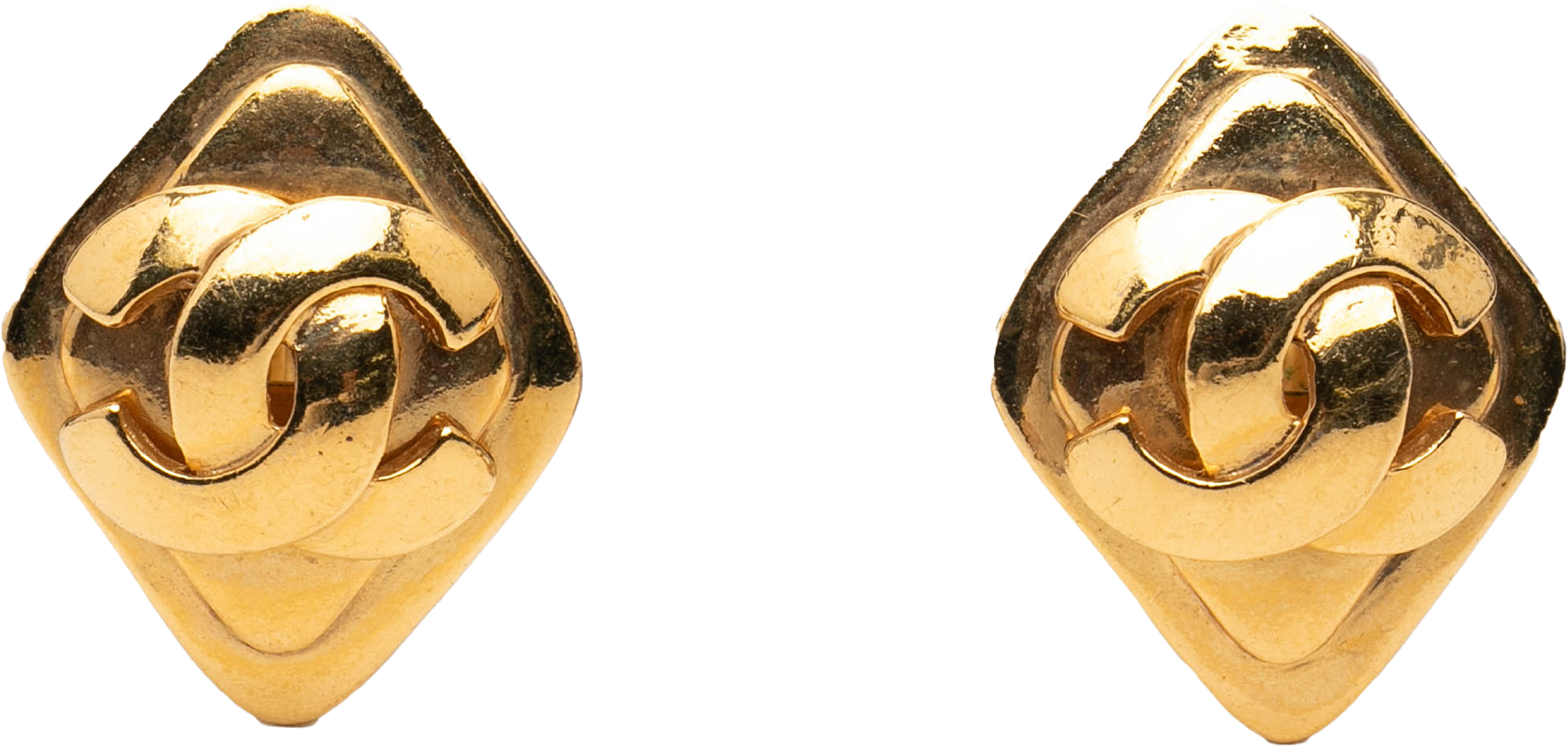 Chanel Cc Gold Plated Rhombus Clip On Earrings, från Luxclusif, i färgen gold. Klicka för att öppna bilden i stort format