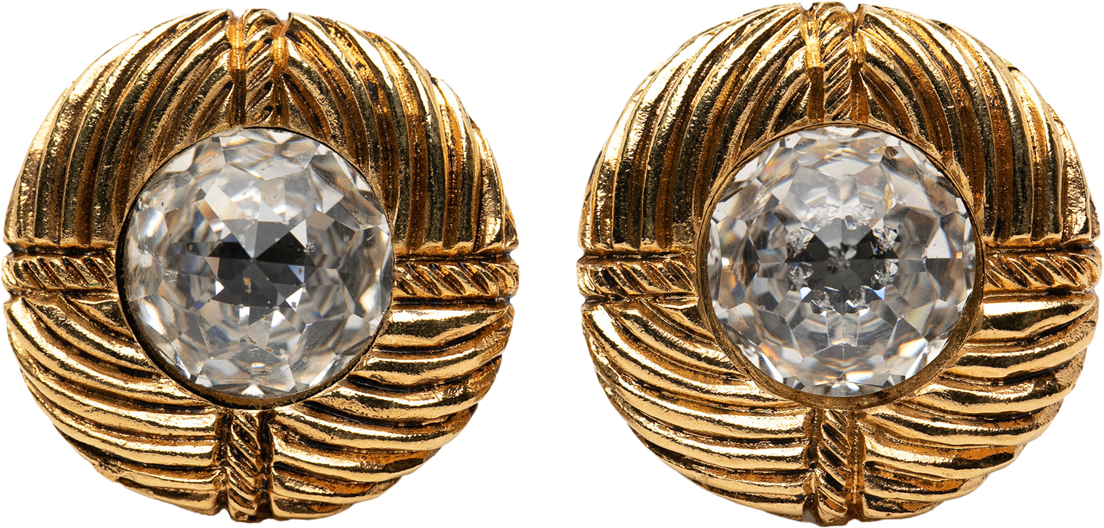 Chanel Gold Plated Rhinestone Round Clip On Earrings, från Luxclusif, i färgen gold. Klicka för att öppna bilden i stort format
