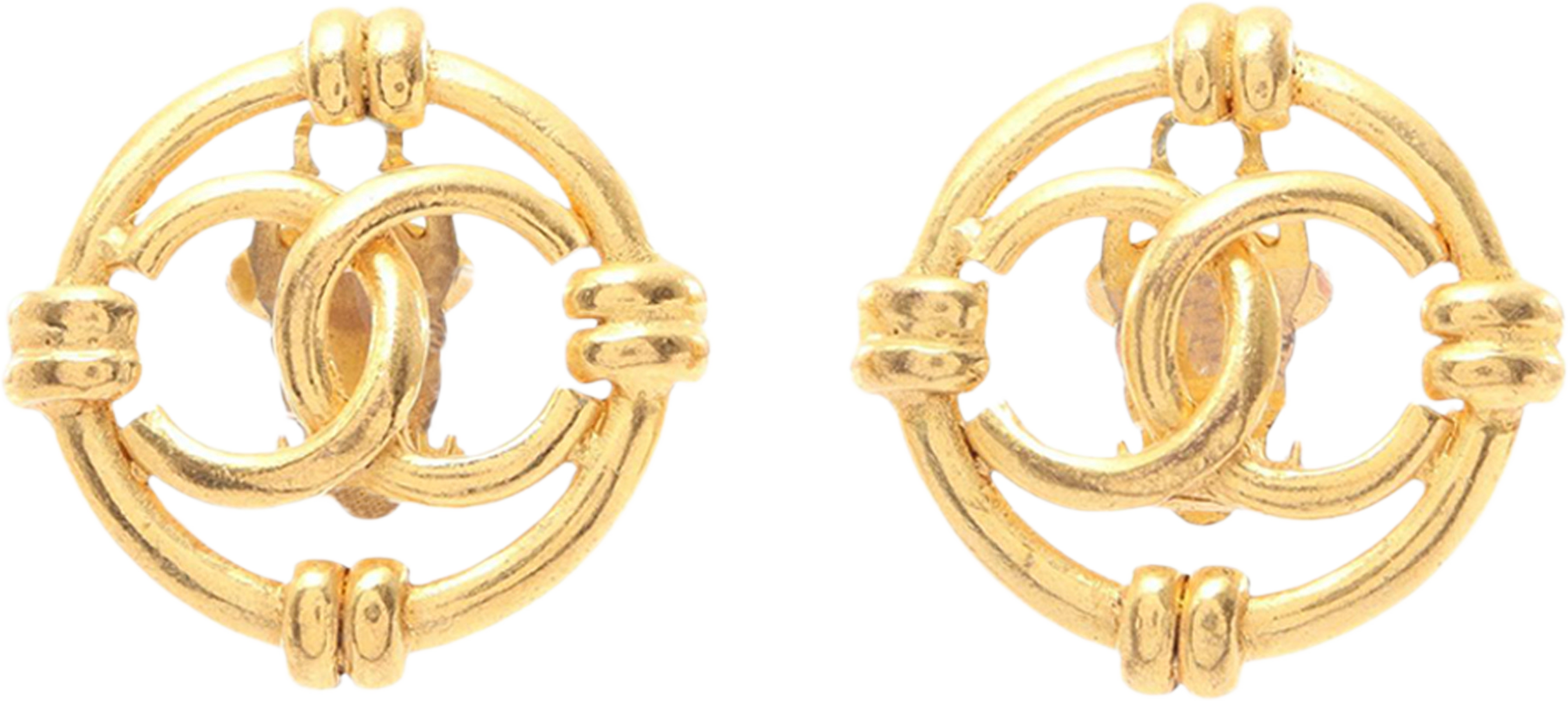 Chanel Cc Gold Plated Round Clip On Earrings, från Luxclusif, i färgen guld. Klicka för att öppna bilden i stort format