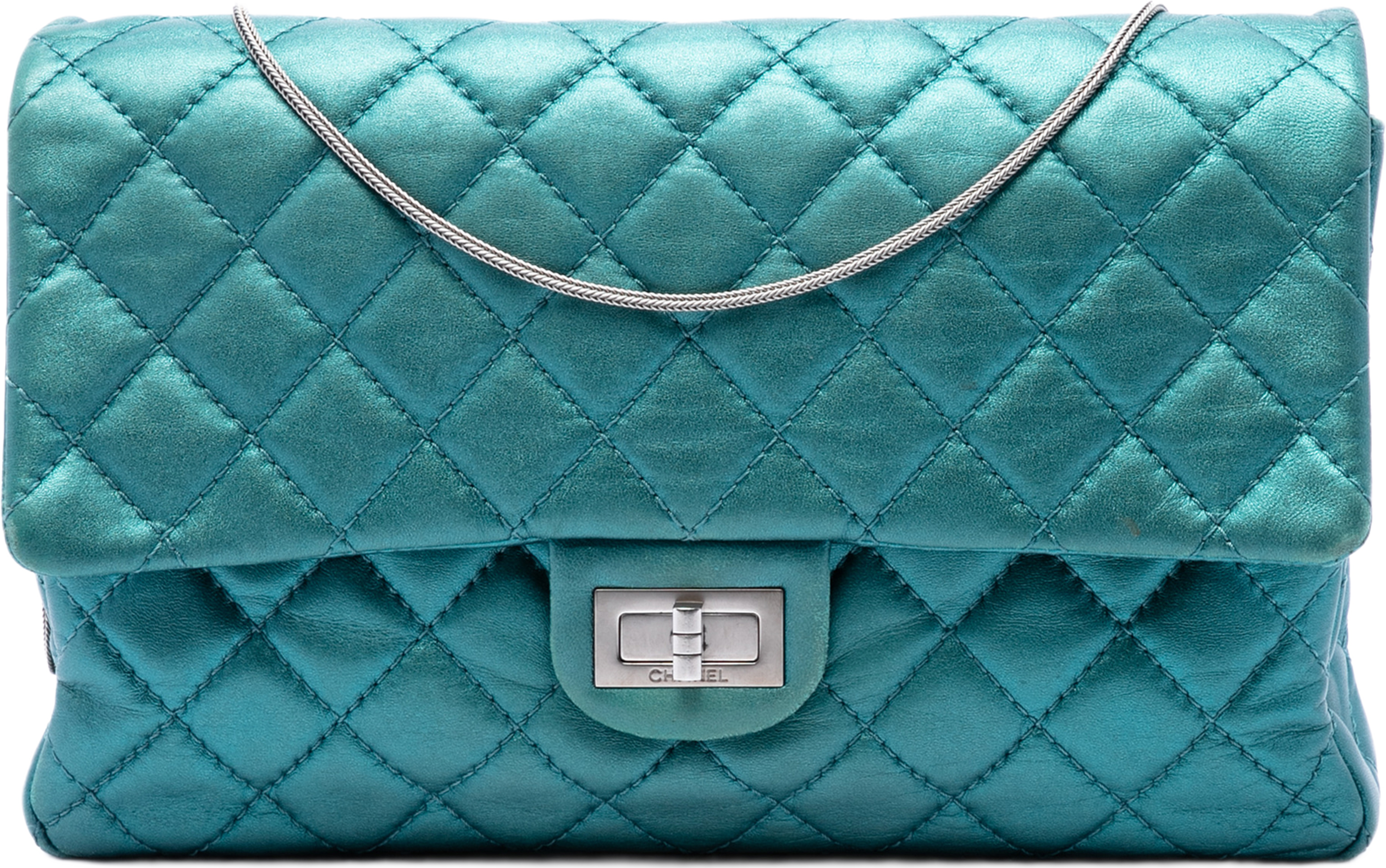 Chanel Quilted Metallic Calfskin Reissue 2.55 Flap 226, från Luxclusif, i färgen blå. Klicka för att öppna bilden i stort format