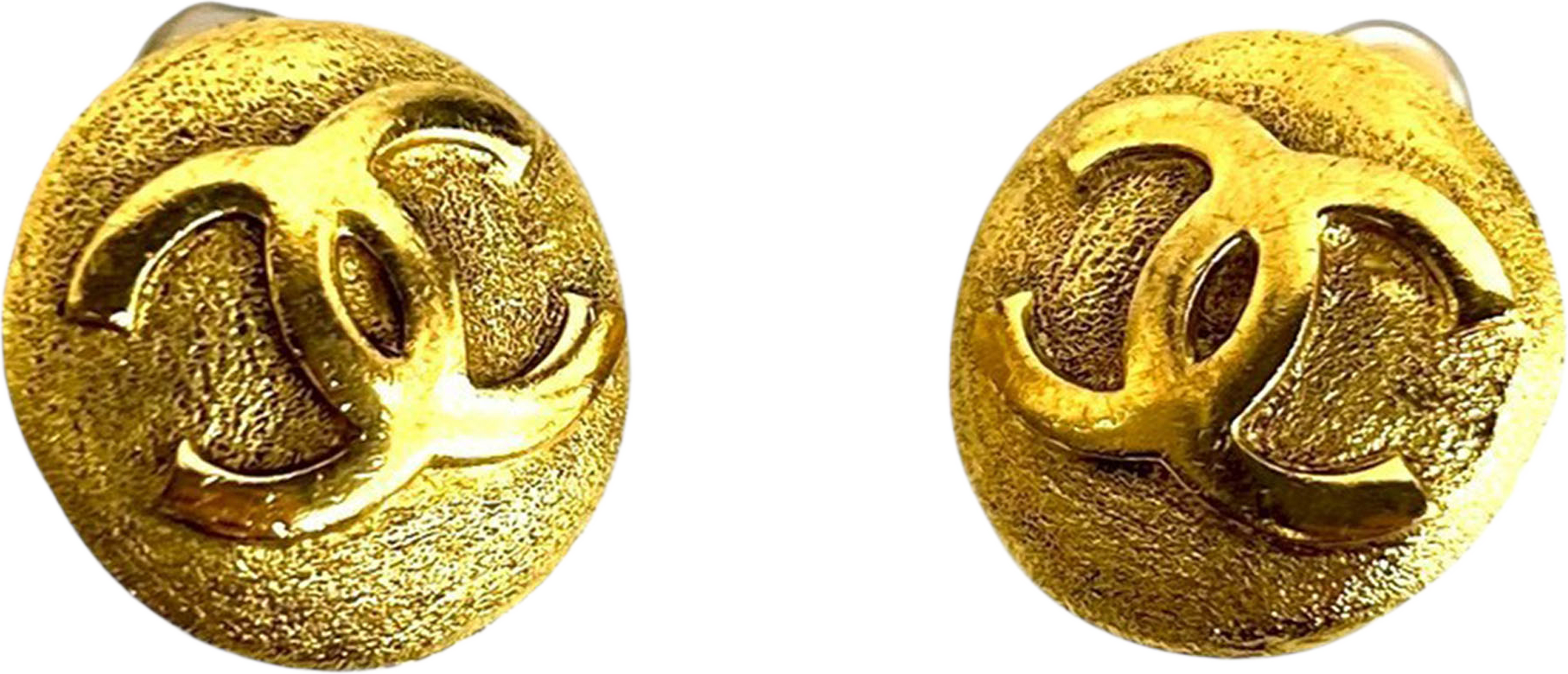 Chanel Cc Gold Plated Round Clip On Earrings, från Luxclusif, i färgen gold. Klicka för att öppna bilden i stort format
