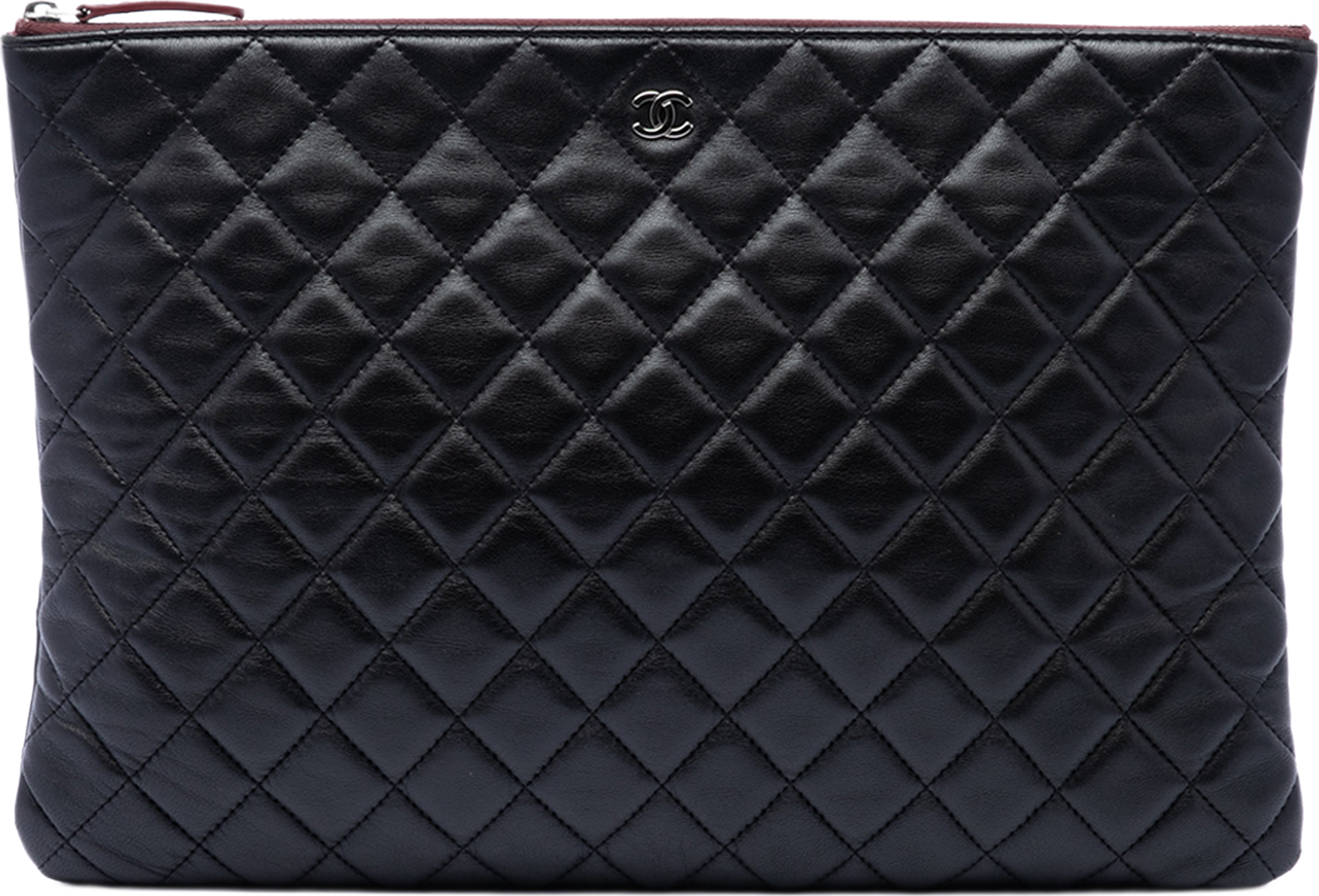 Chanel Large Quilted Lambskin O Case Clutch, från Luxclusif, i färgen svart. Klicka för att öppna bilden i stort format