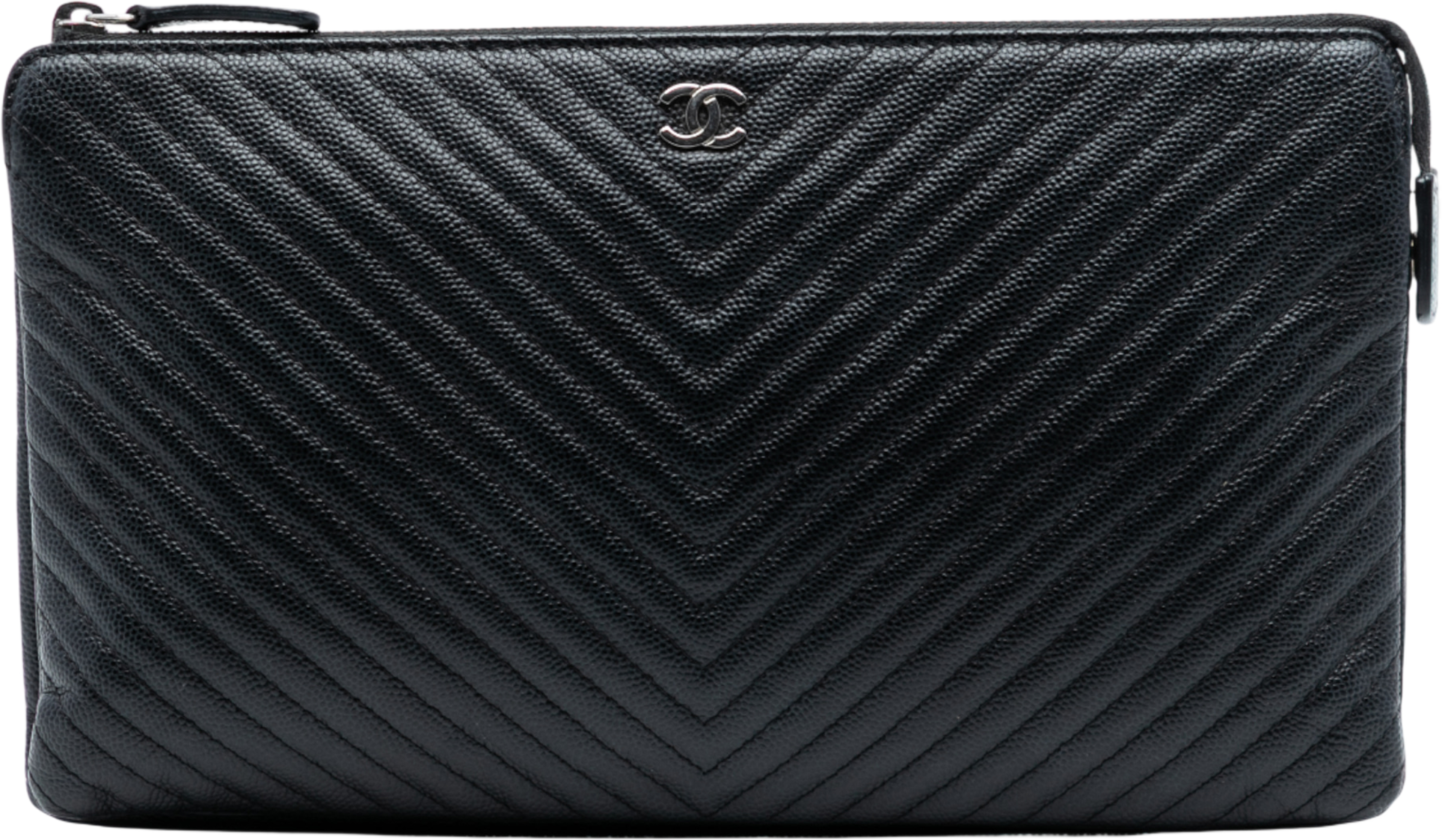 Chanel Cc Chevron Caviar Zip Clutch, från Luxclusif, i färgen black. Klicka för att öppna bilden i stort format