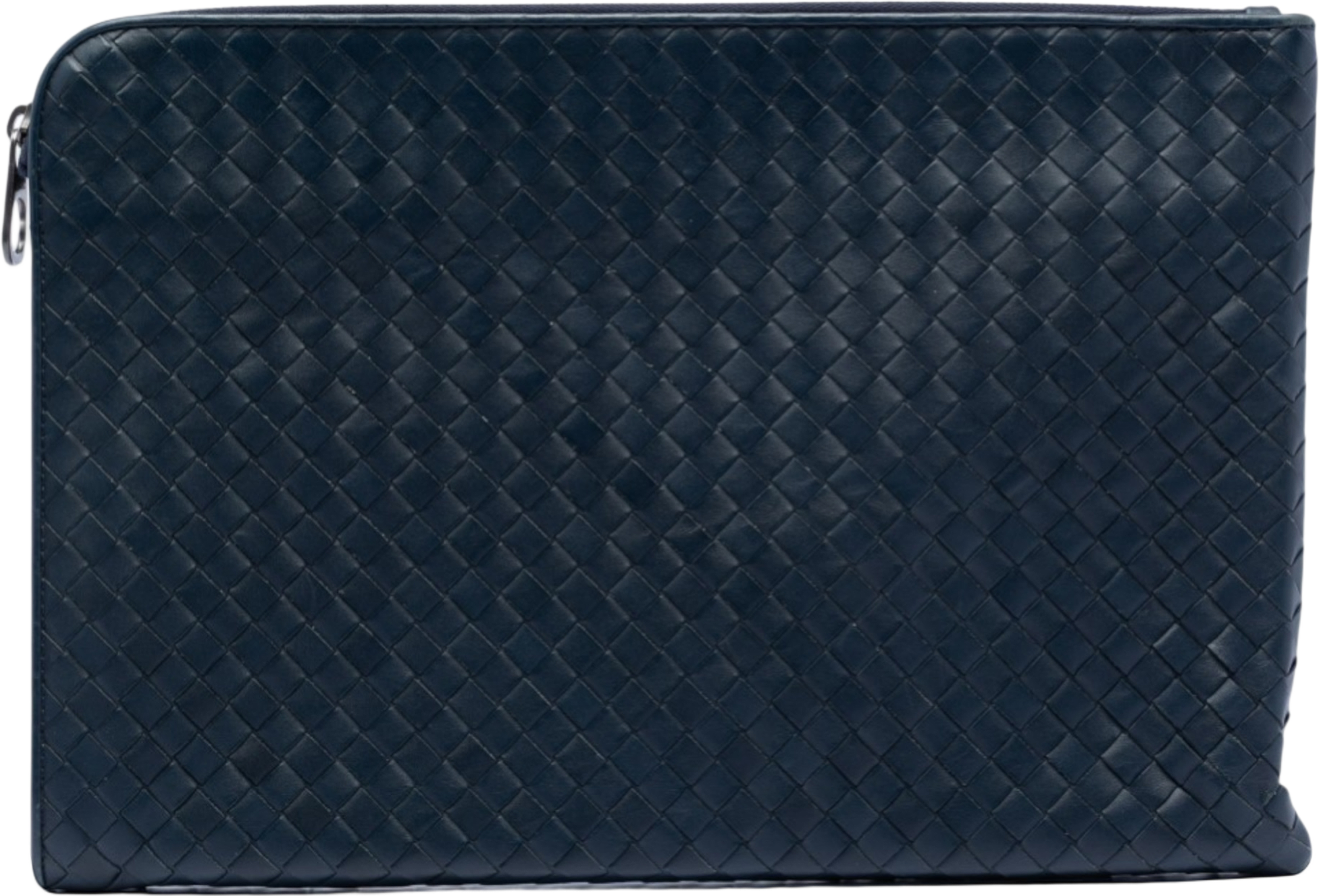 Bottega Veneta Nappa Intrecciato Clutch, från Luxclusif, i färgen navy. Klicka för att öppna bilden i stort format