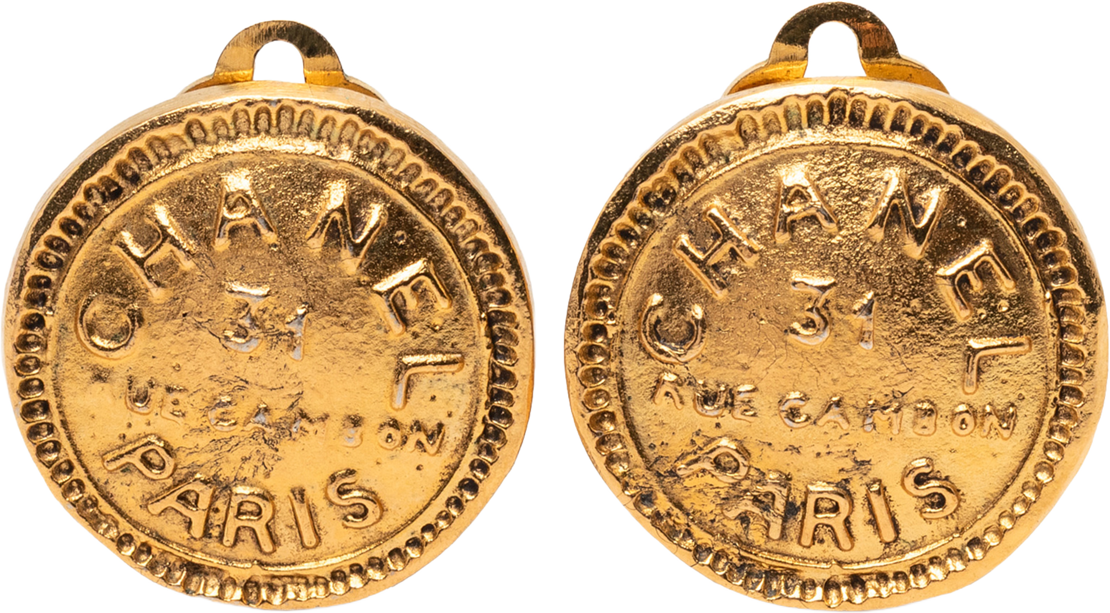 Chanel Gold Plated 31 Rue Cambon Round Clip On Earrings, från Luxclusif, i färgen gold. Klicka för att öppna bilden i stort format