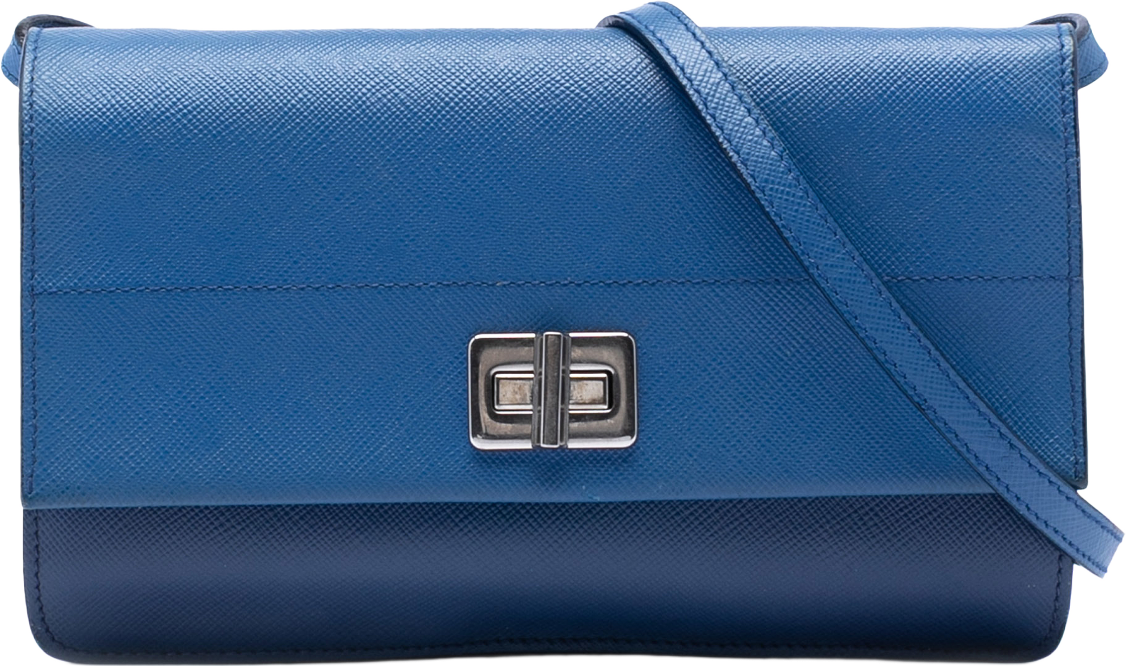 Prada Saffiano Turn Lock Wallet On Strap, från Luxclusif, i färgen dark blue. Klicka för att öppna bilden i stort format