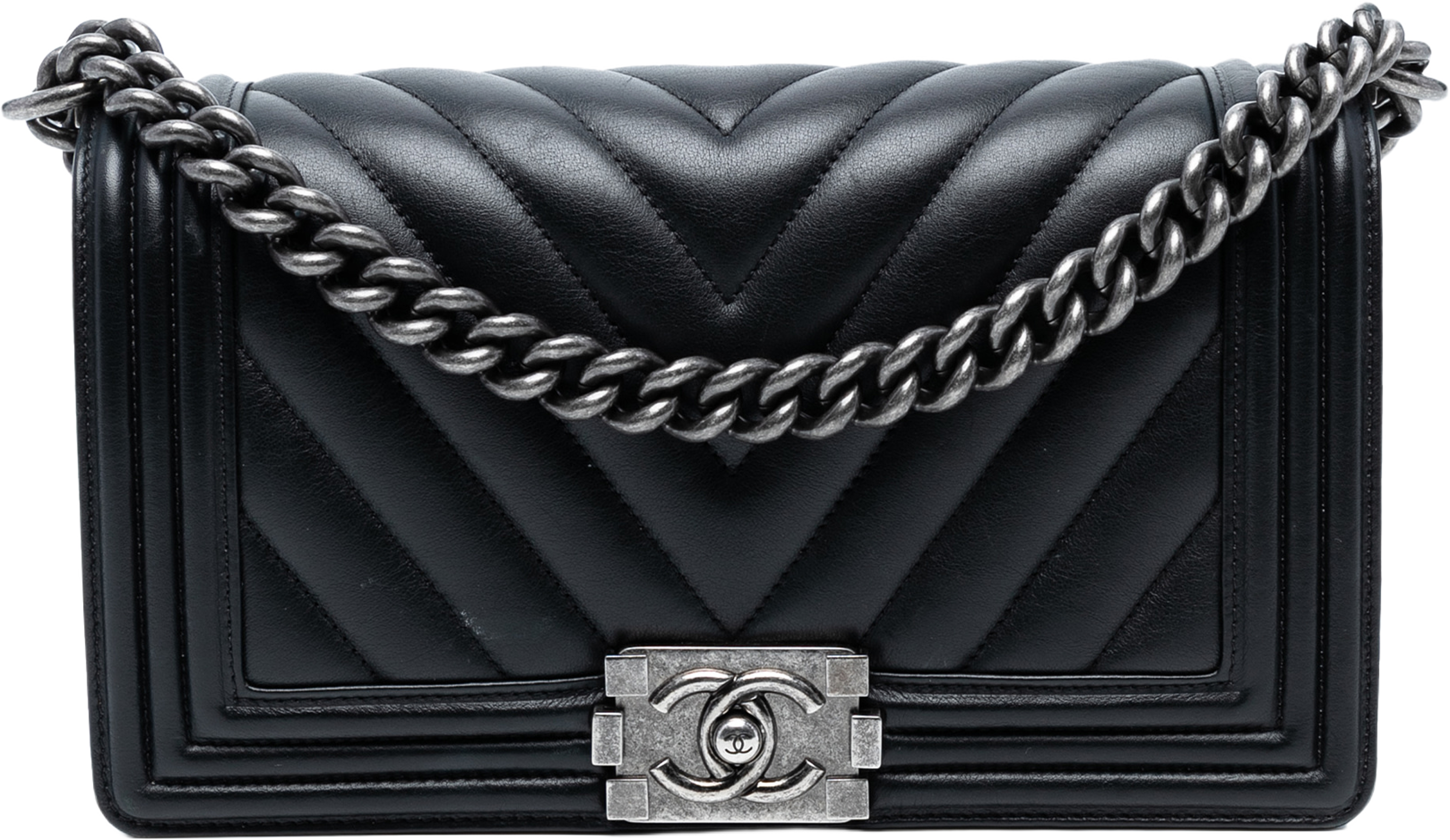 Chanel Old Medium Chevron Lambskin Boy Flap, från Luxclusif, i färgen black. Klicka för att öppna bilden i stort format