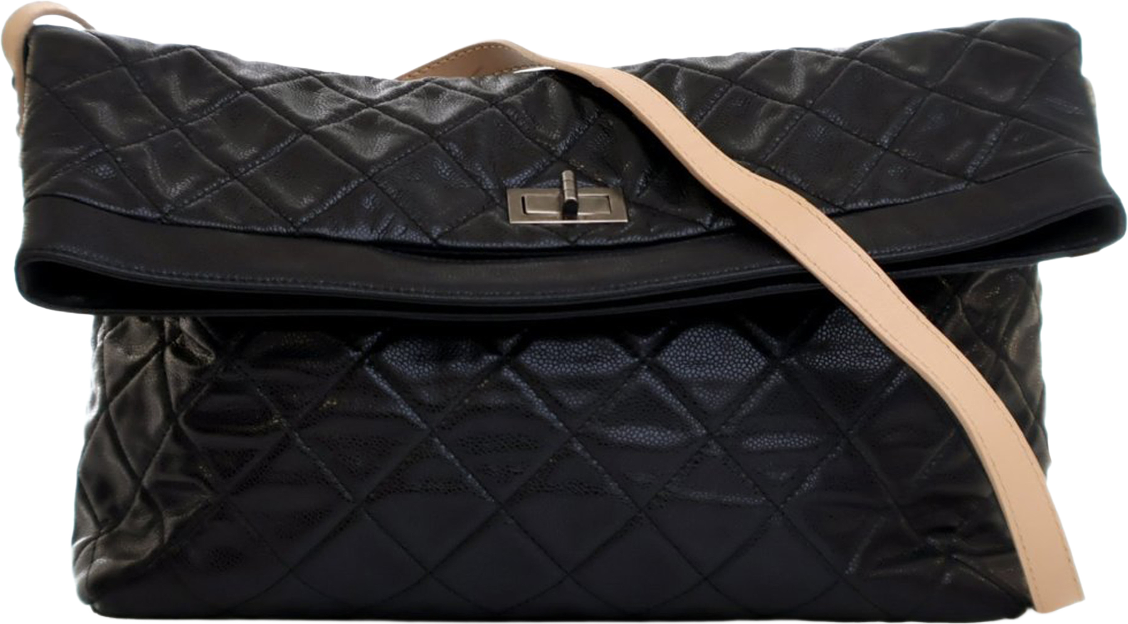Chanel Reissue Quilted Caviar Messenger Flap, från Luxclusif, i färgen black. Klicka för att öppna bilden i stort format